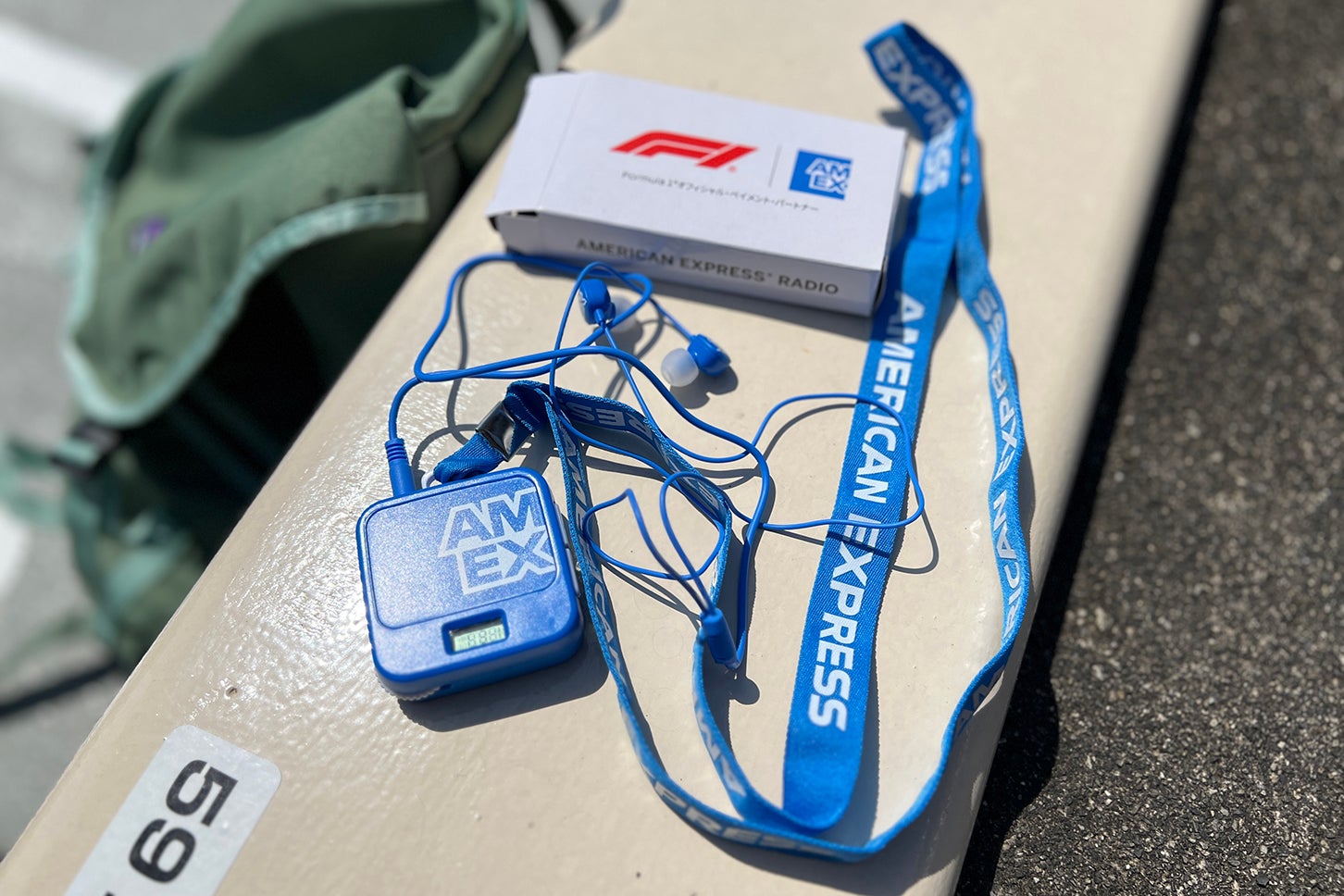 アメックスが提供するレースラジオを楽しめるラジオイヤホンセットが数量限定で配布されていた