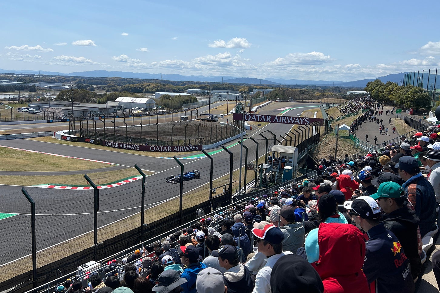この席は、フルスロットルで駆け抜ける130Rから、ハードブレーキングでシケインへ飛び込むF1マシンのサウンドと挙動が見もの!