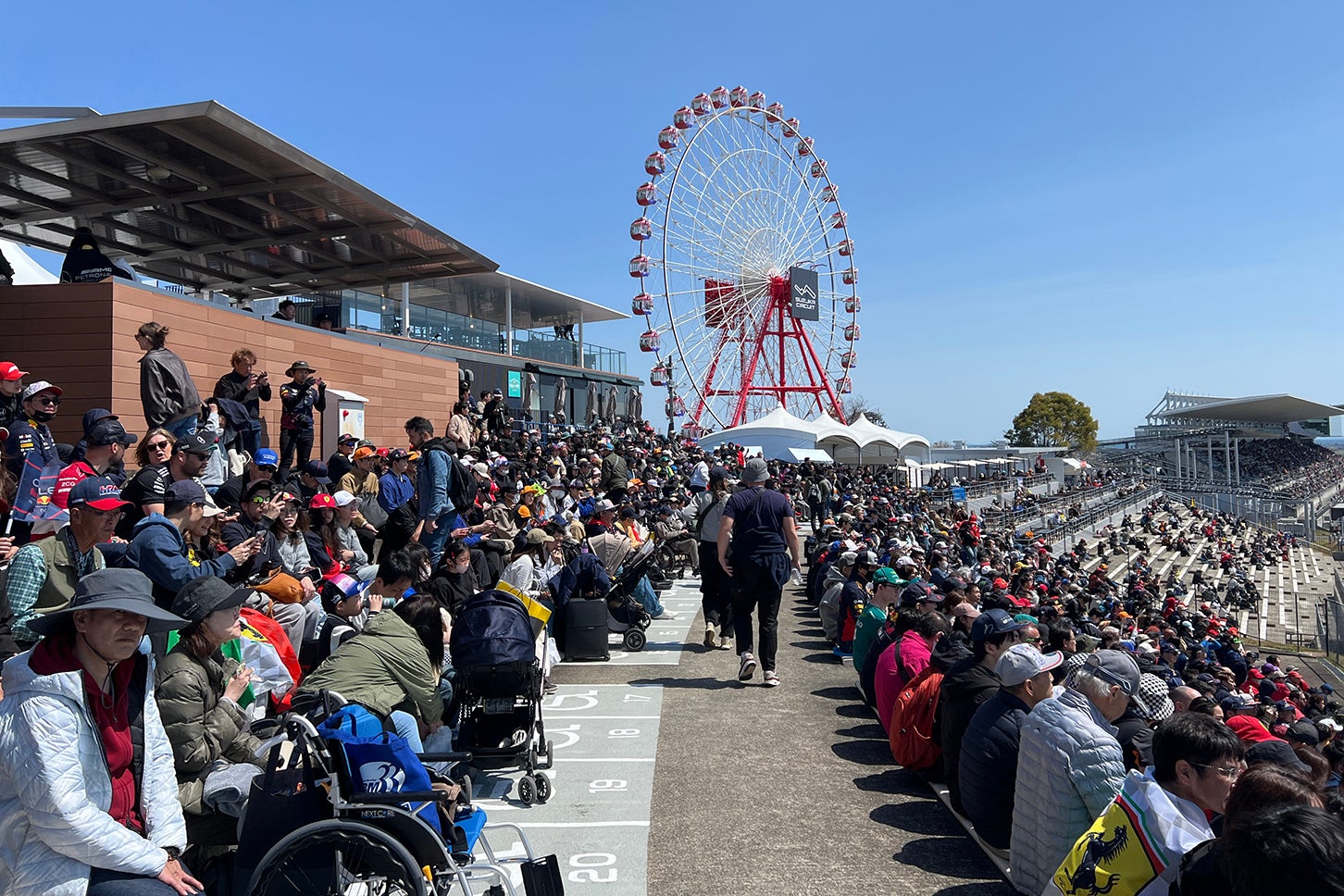 木曜日だというのにこの人混み。約2万人が来場していたそう！