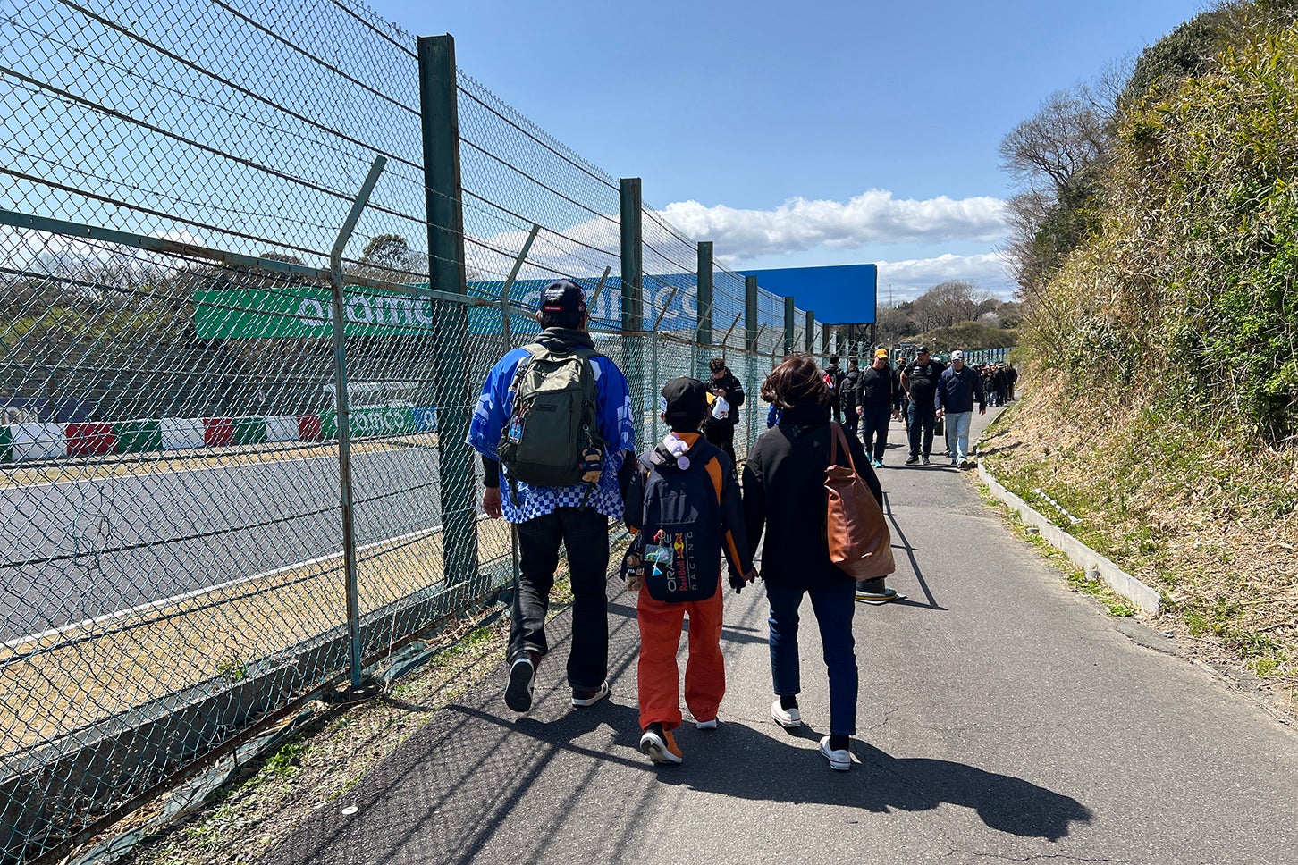 コース脇の連絡通路をあるくファミリー。目の間をF1マシンが駆け抜けていく姿は迫力満点！