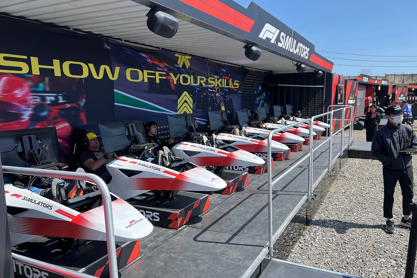 西コースのスプーンカーブ付近のイベント会場では、F1公式のシミュレーターやタイヤ交換などの体験コーナーが充実していた