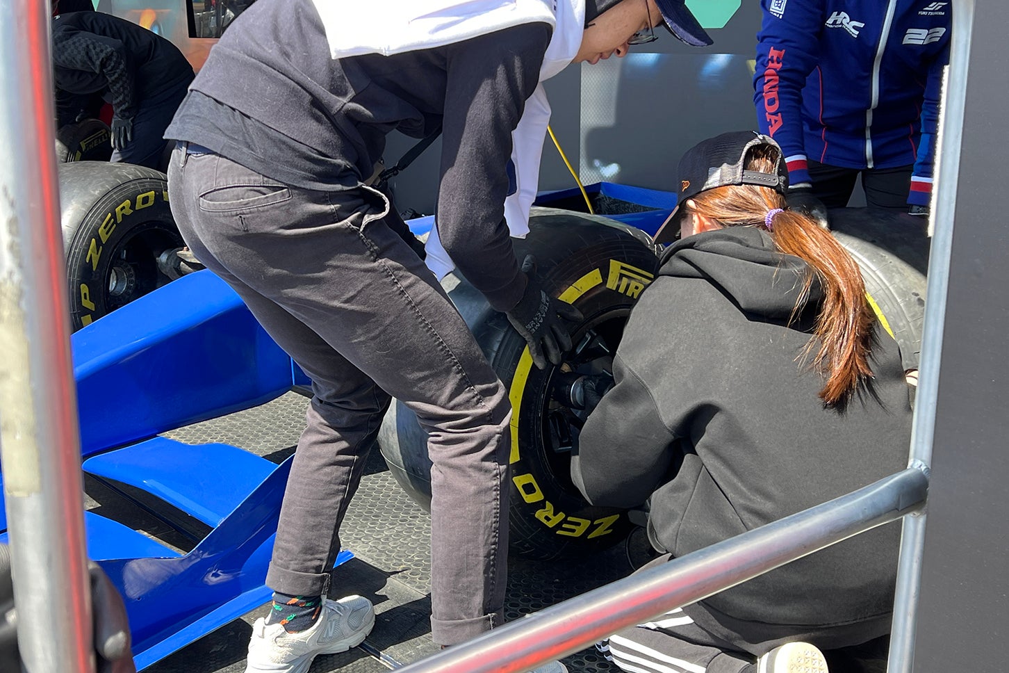 西コースのスプーンカーブ付近では、F1公式のシミュレーターやタイヤ交換などの体験コーナーが充実していた