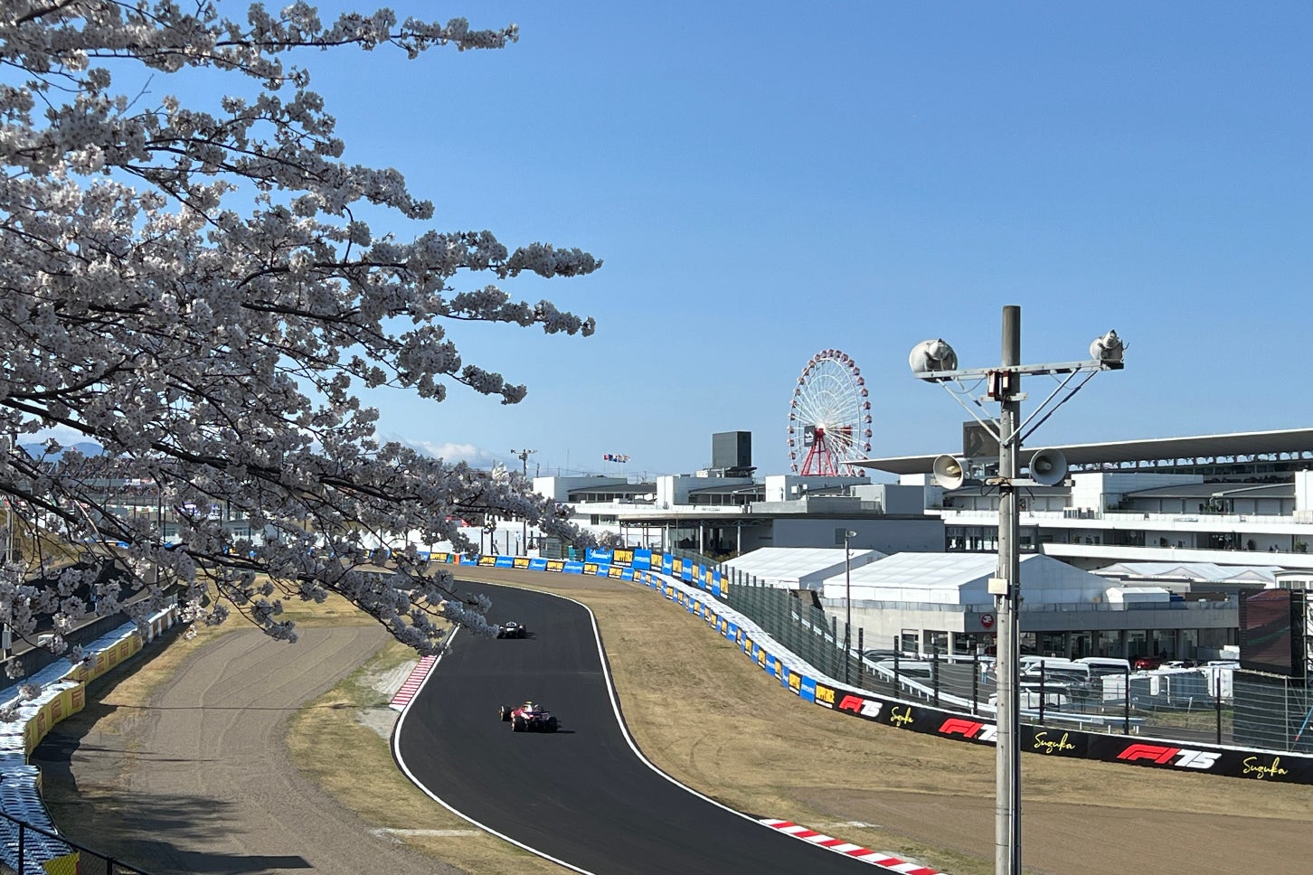 逆バンクの先には鈴鹿名物の観覧車の姿