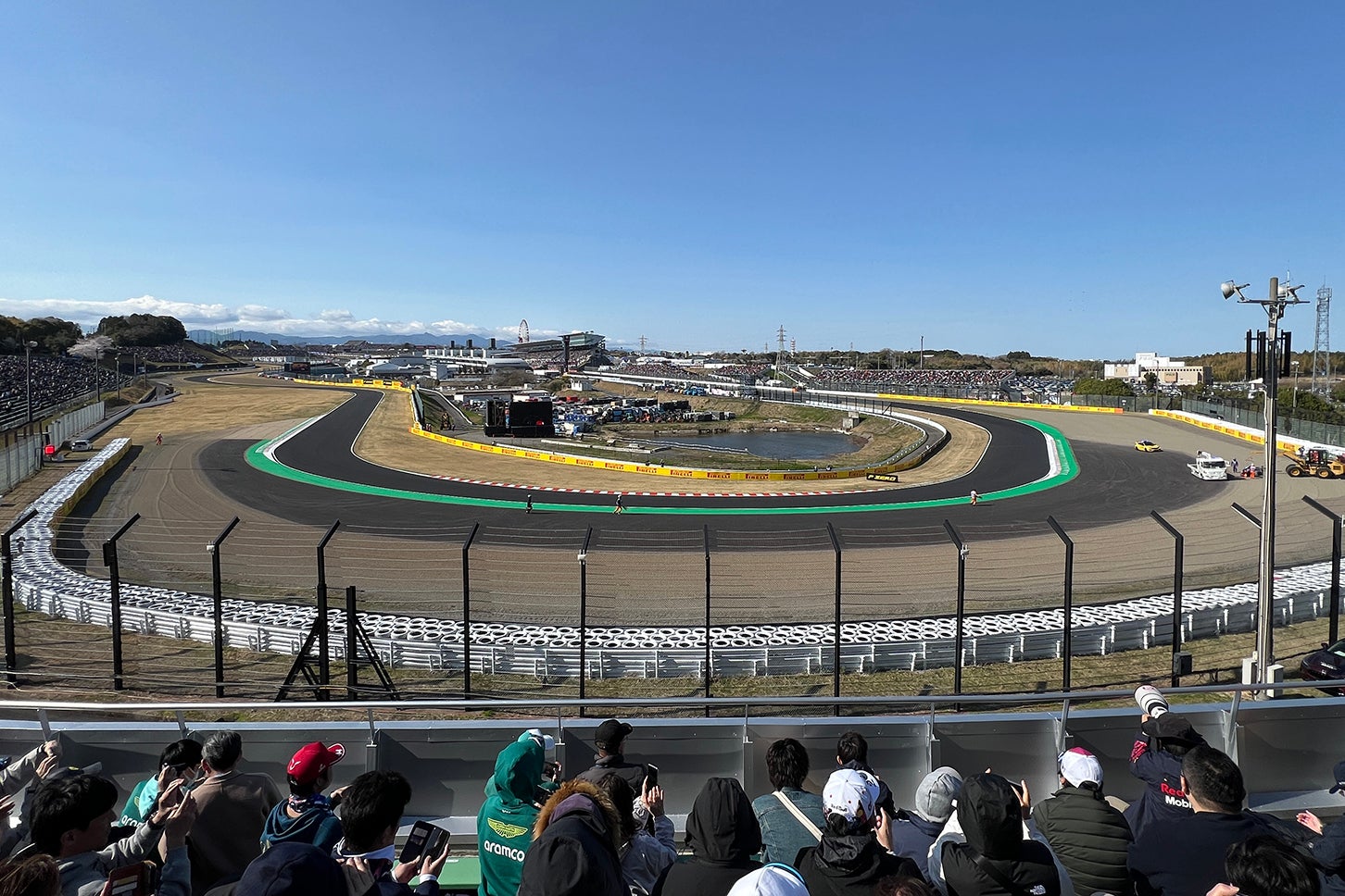 ここはホームストレートから、1コーナー、2コーナー、そしてS字コーナーまで見渡せるお得な席
