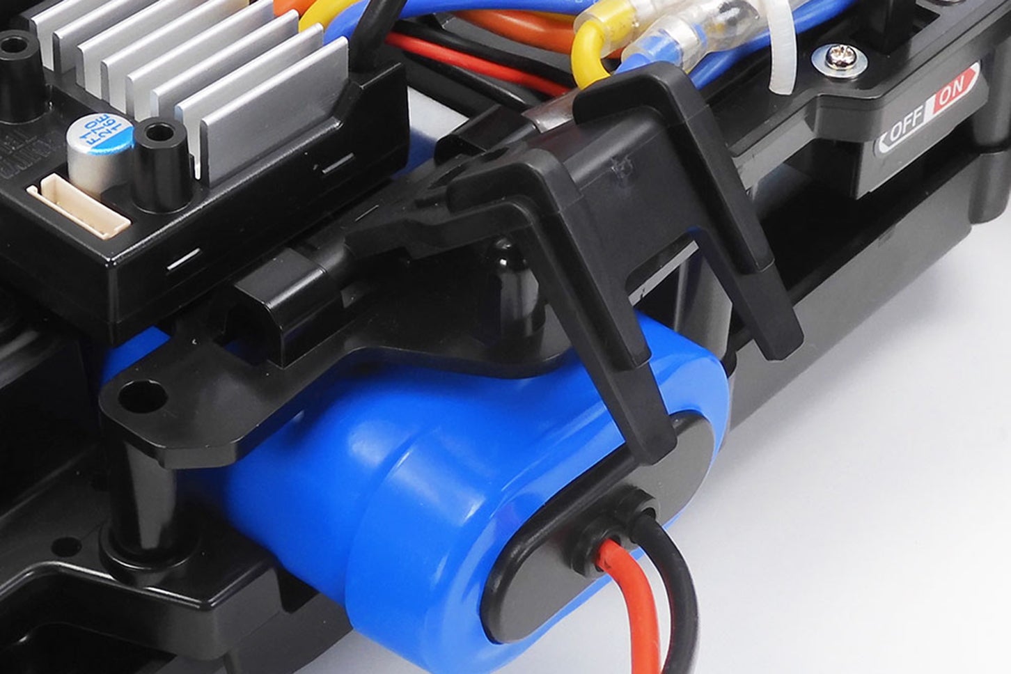 跳ね上げ式のホルダー採用によりバッテリー交換もスピーディに行える。
