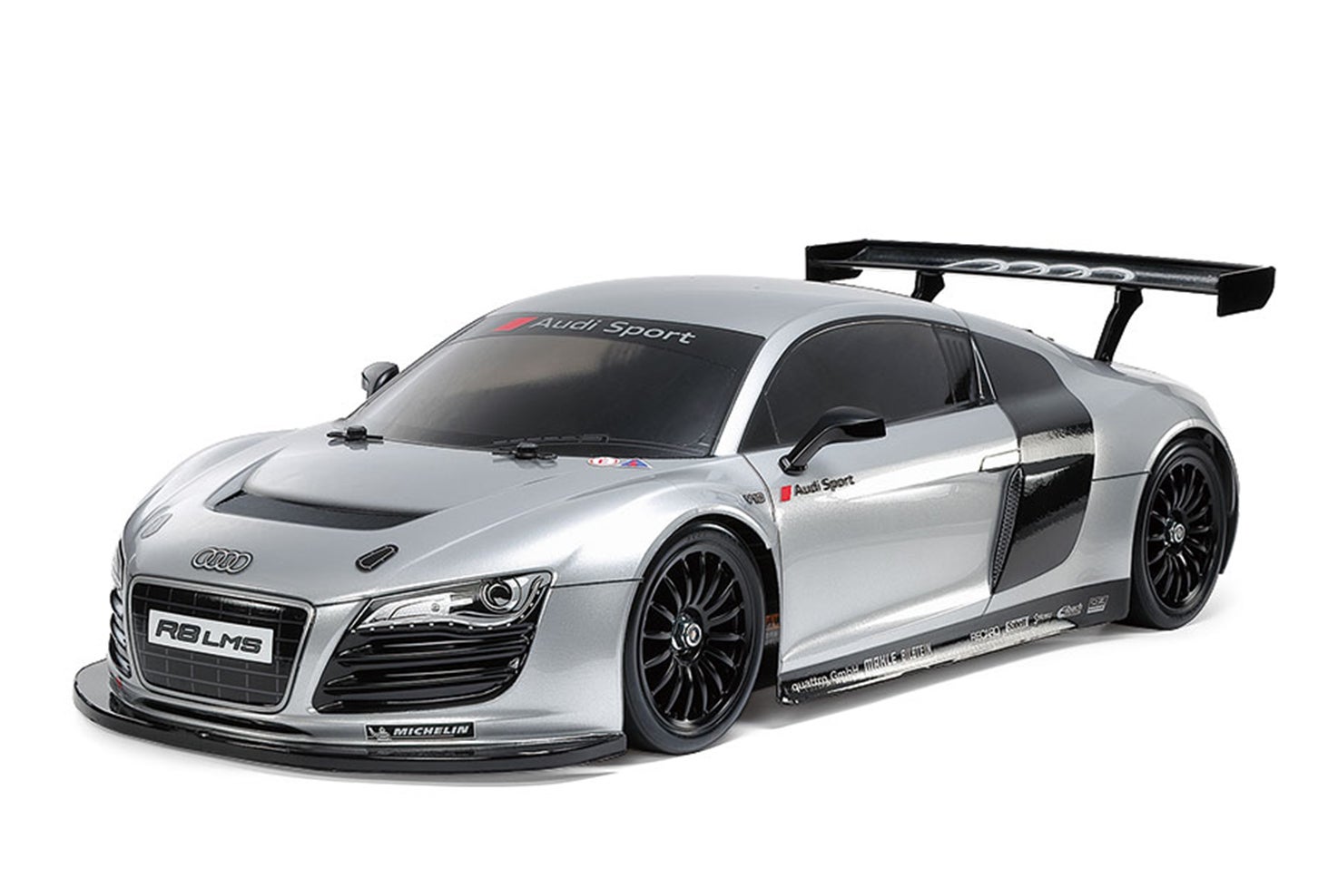 タミヤ1/10電動RCカーシリーズNo.749「アウディR8 LMS 2008」。ボディは塗装済み、ホイールアーチのカット、ボディキャッチの穴開け加工済み。写真はキットを組み立てた状態。