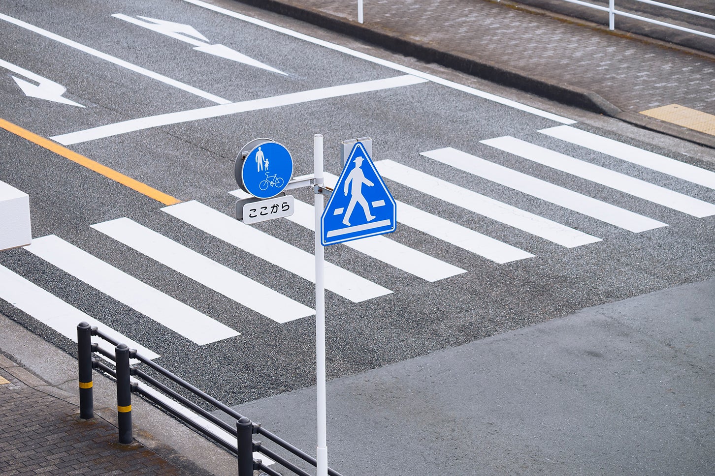 横断歩道は歩行者優先。運転者には横断歩道手前での減速義務や停止義務があることを忘れずに!