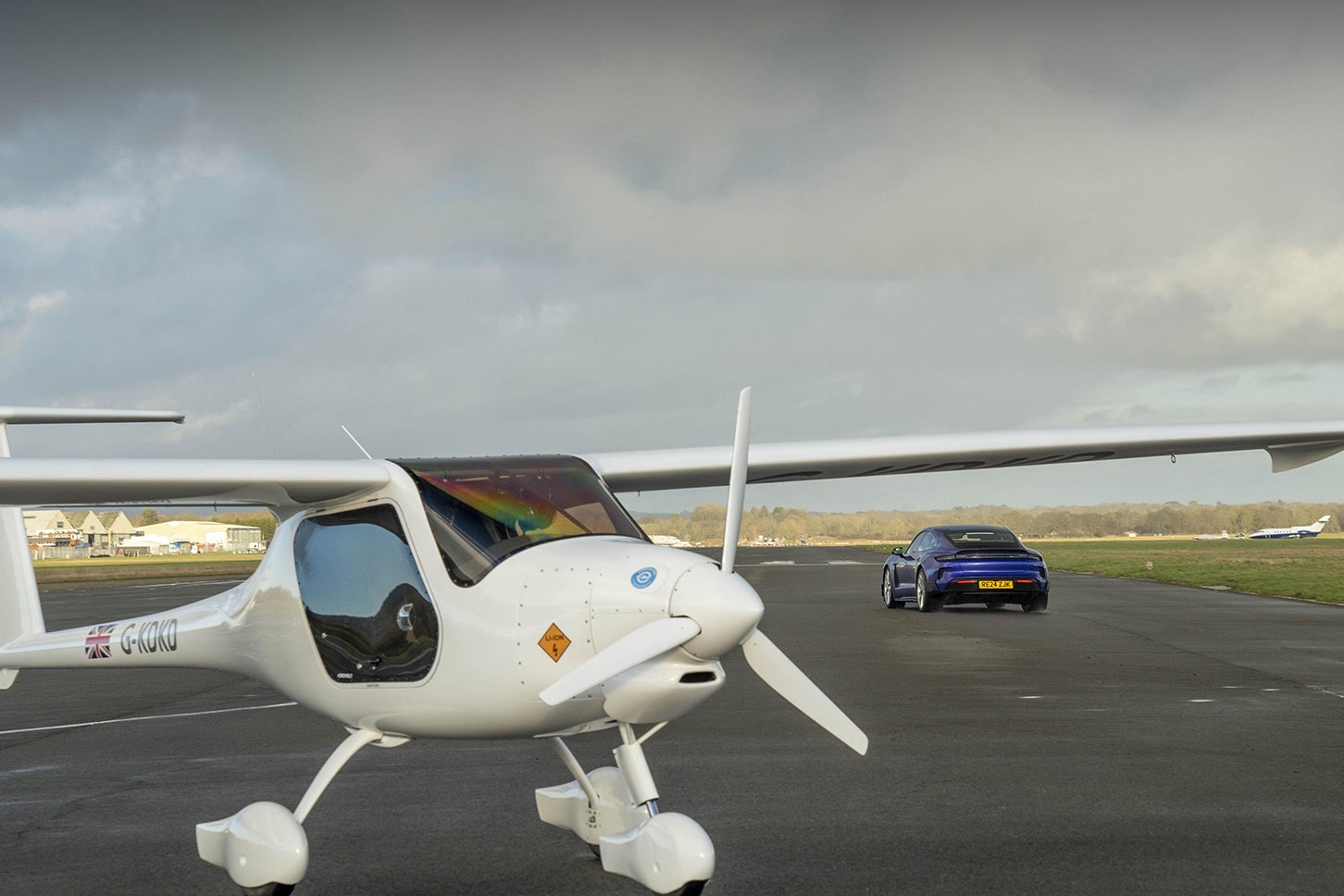 ポルシェ・タイカン ターボGT vs. 電動飛行機｜Porsche Taycan Turbo GT vs. Electric Aircraft