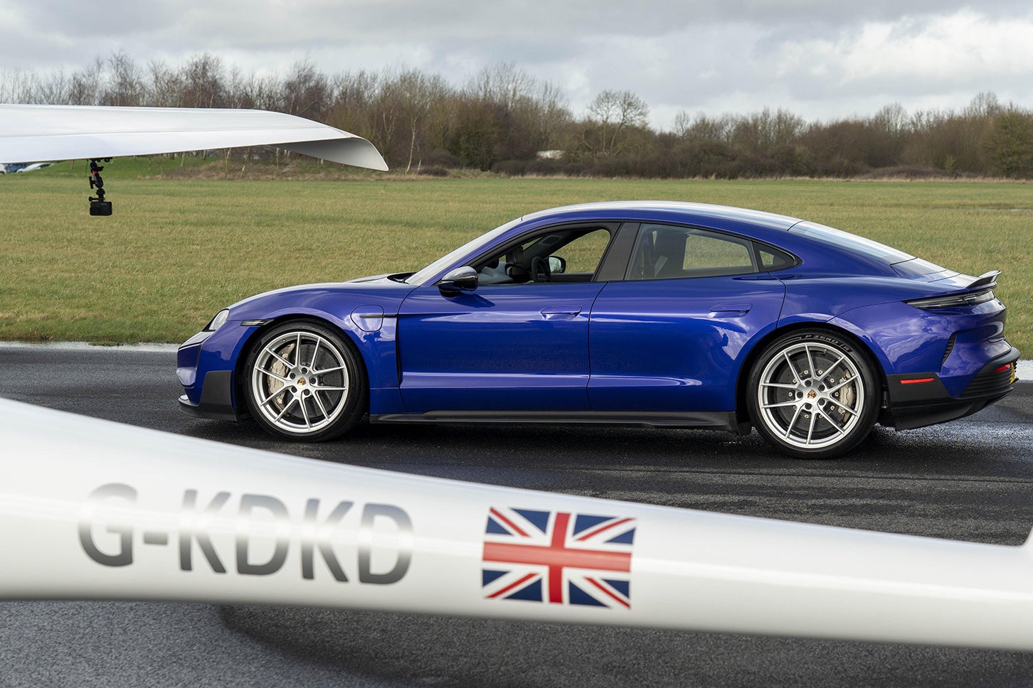ポルシェ・タイカン ターボGT vs. 電動飛行機｜Porsche Taycan Turbo GT vs. Electric Aircraft