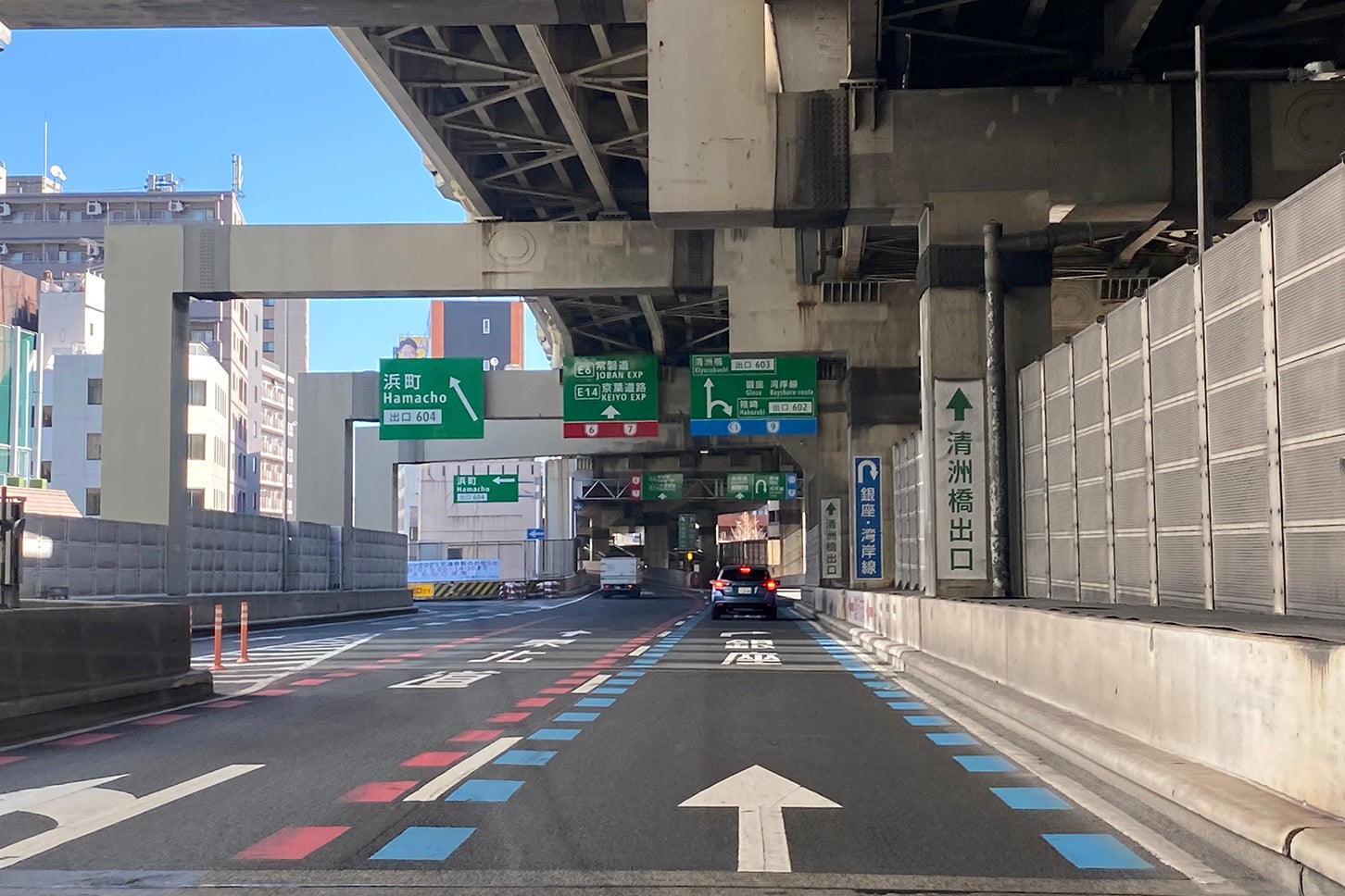 首都高6号向島線（下り）から箱崎ジャンクションに向かうと、複数の案内標識や路面標示が出てくる。まさに初見殺し！ 構造が複雑なため、はじめて走るドライバーはYoutubeやストリートビューなどで事前に予習してから向かうといいだろう