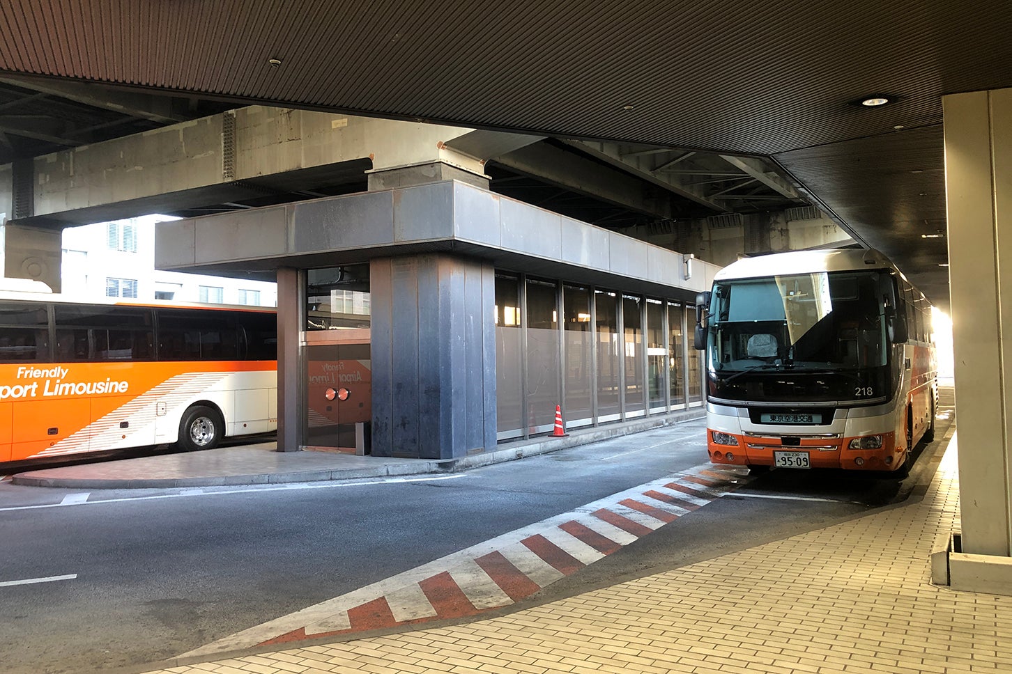 箱崎ロータリー中央部にあるリムジンバス発着場。箱崎ジャンクションと一体化している東京シティエアターミナル（T-CAT）は、地下鉄半蔵門線水天宮前駅とも直結している
