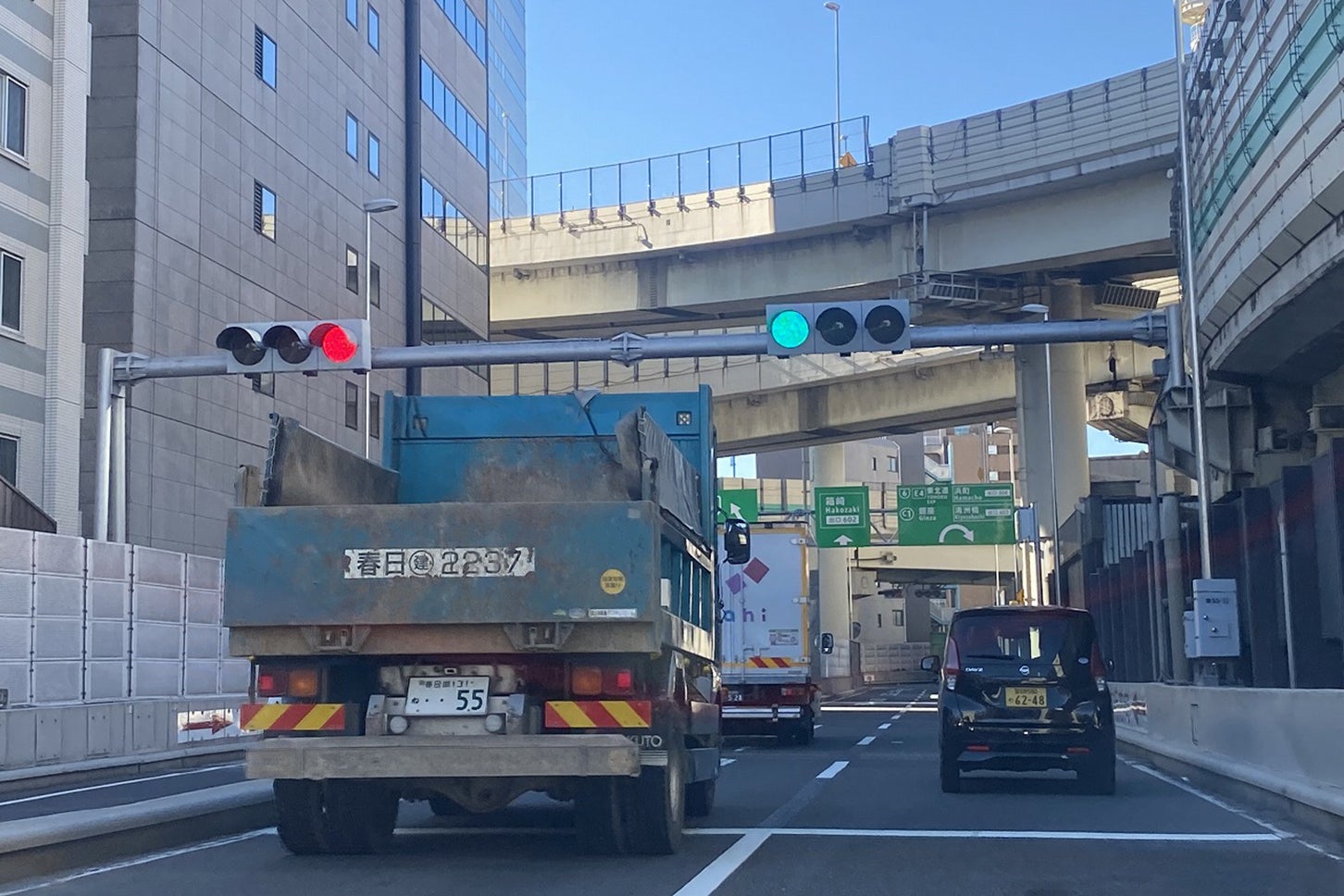 箱崎ロータリーの合流部には以前、信号機が2箇所設置されていたが、2024年12月9日に撤去及び一部区画線の変更が行われた