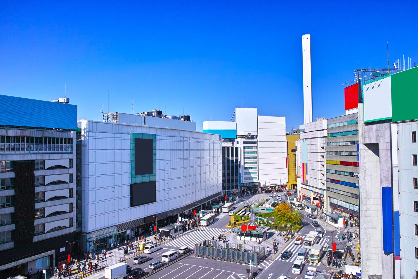池袋東口の前を通る明治通りでは交通混雑が頻発している。