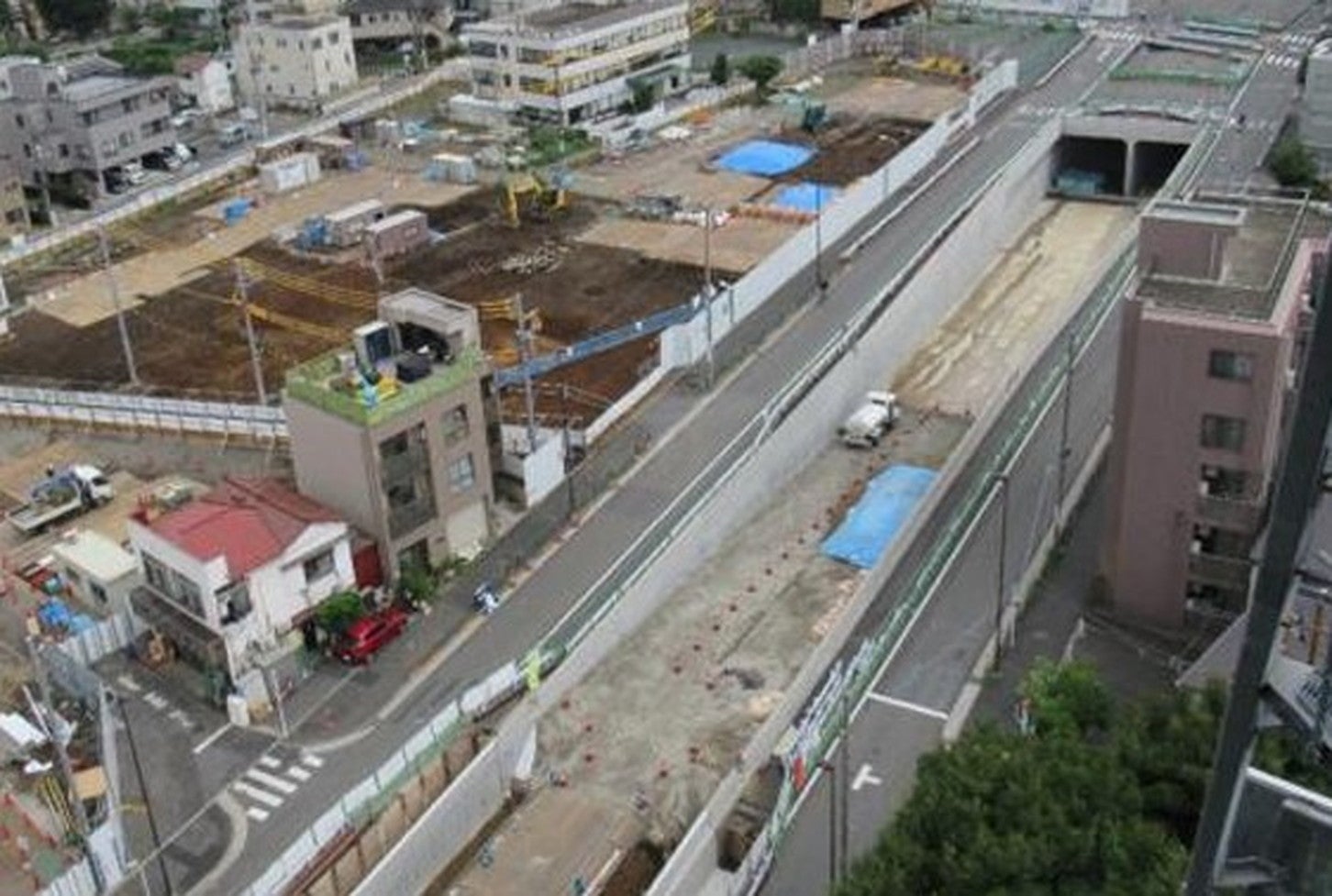 「環状第5の1号線 雑司が谷」における、電線共同溝設置工事等の様子（2022年11月時点）。