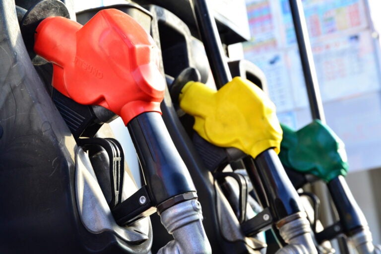 ガソリンスタンドの写真。　(c) Norman01– stock.adobe.com