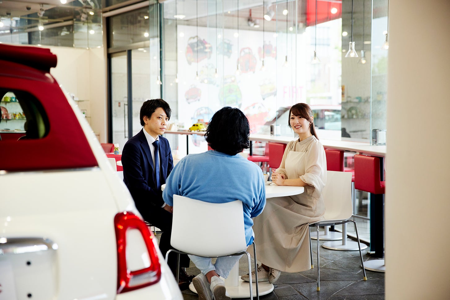 フィアット500の魅力を背中で語る嶋田さん