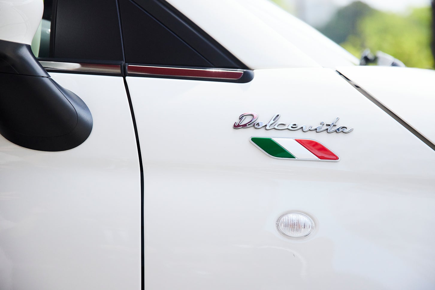 さりげないDolcevita=ドルチェヴィータの飾りもイタリア車ならでは