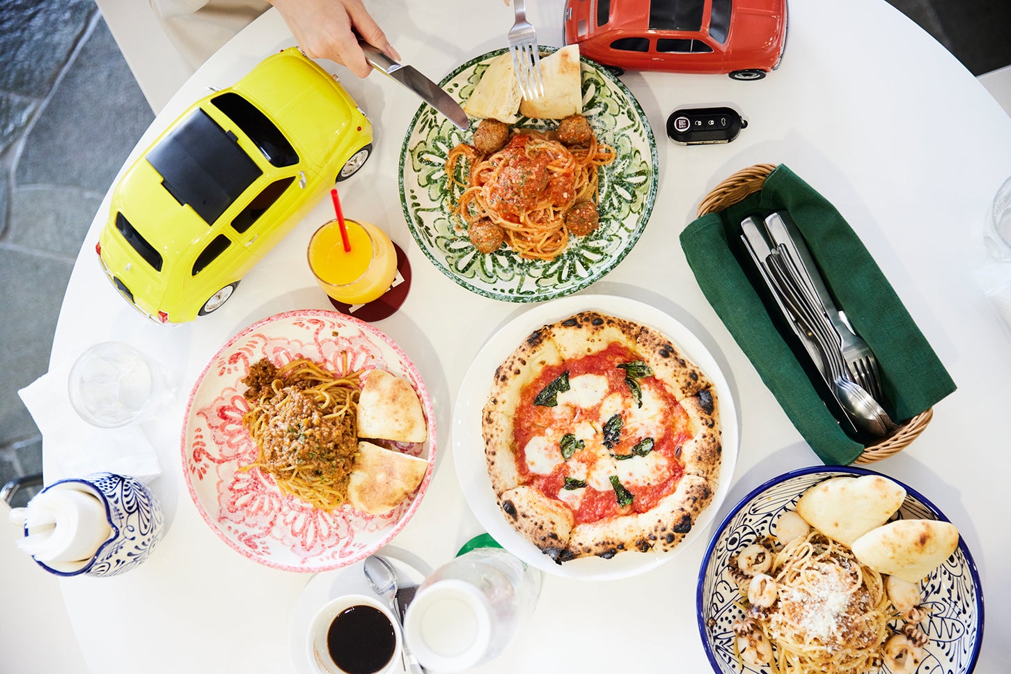 フィアット・カフェはパスタもピザもエスプレッソも絶品。ランチを目的に通う地元にお住まいのお客様も多いのだとか。映画『カリオストロの城』でルパン3世が食事するミートボールのパスタをイメージしたメニュー(写真上部)もおすすめ!