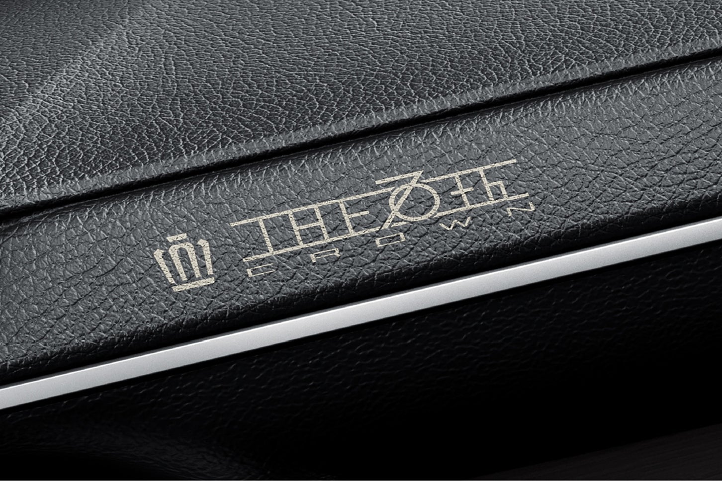 トヨタ・クラウン セダンZ“THE 70th”｜専用レーザー加飾（THE 70th ロゴ入り／インストルメントパネル）