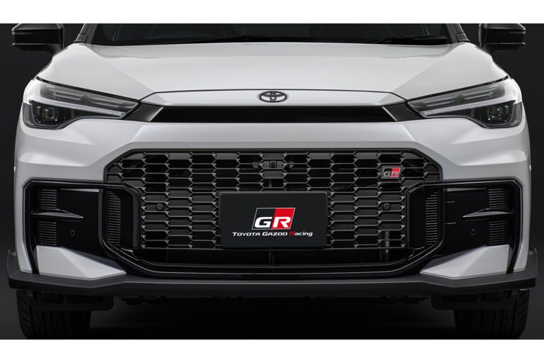 トヨタ・カローラ クロス GRスポーツ｜専用フロントバンパー、専用ラジエーターグリル