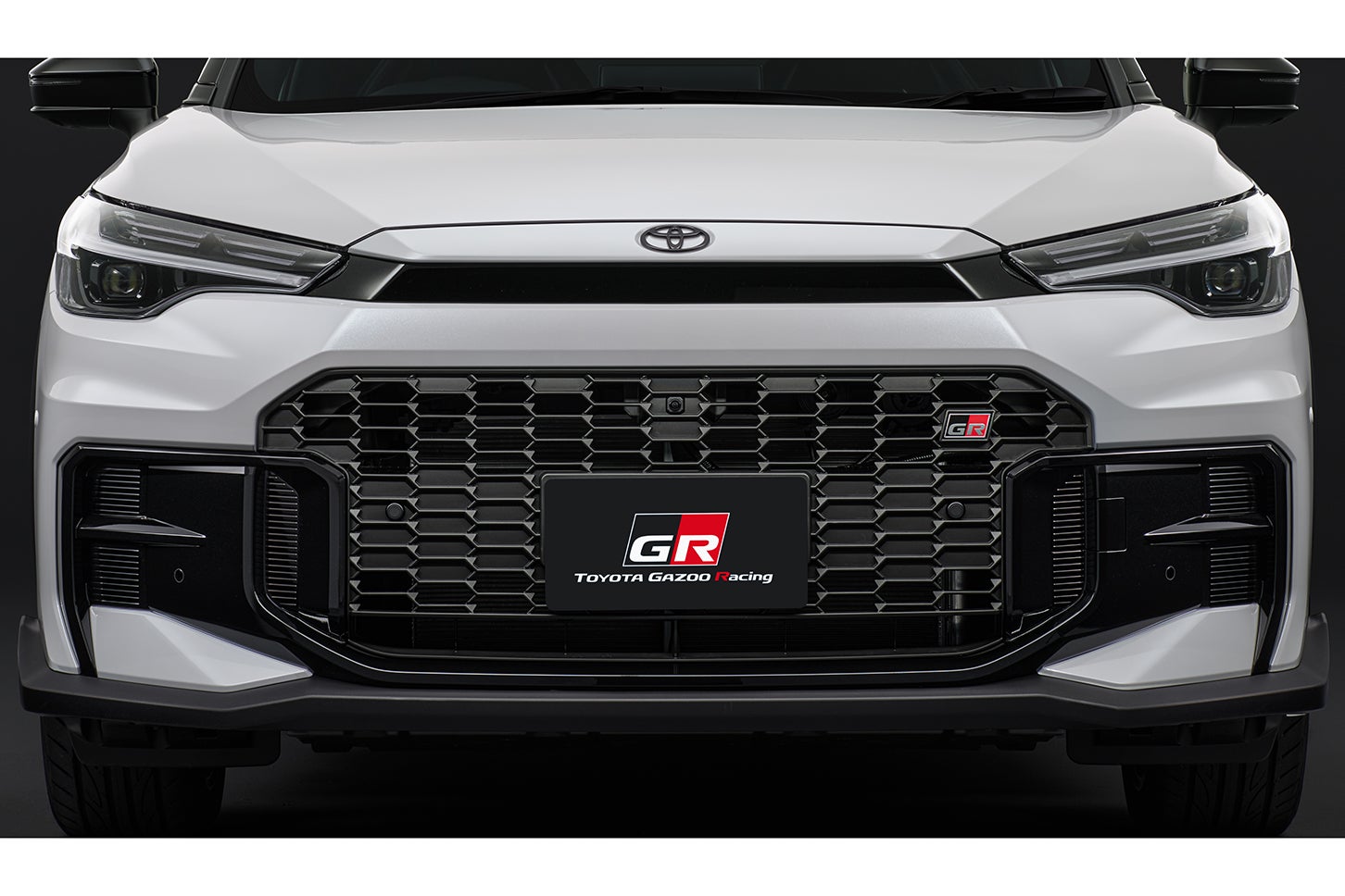 トヨタ・カローラ クロス GRスポーツ｜専用フロントバンパー、専用ラジエーターグリル