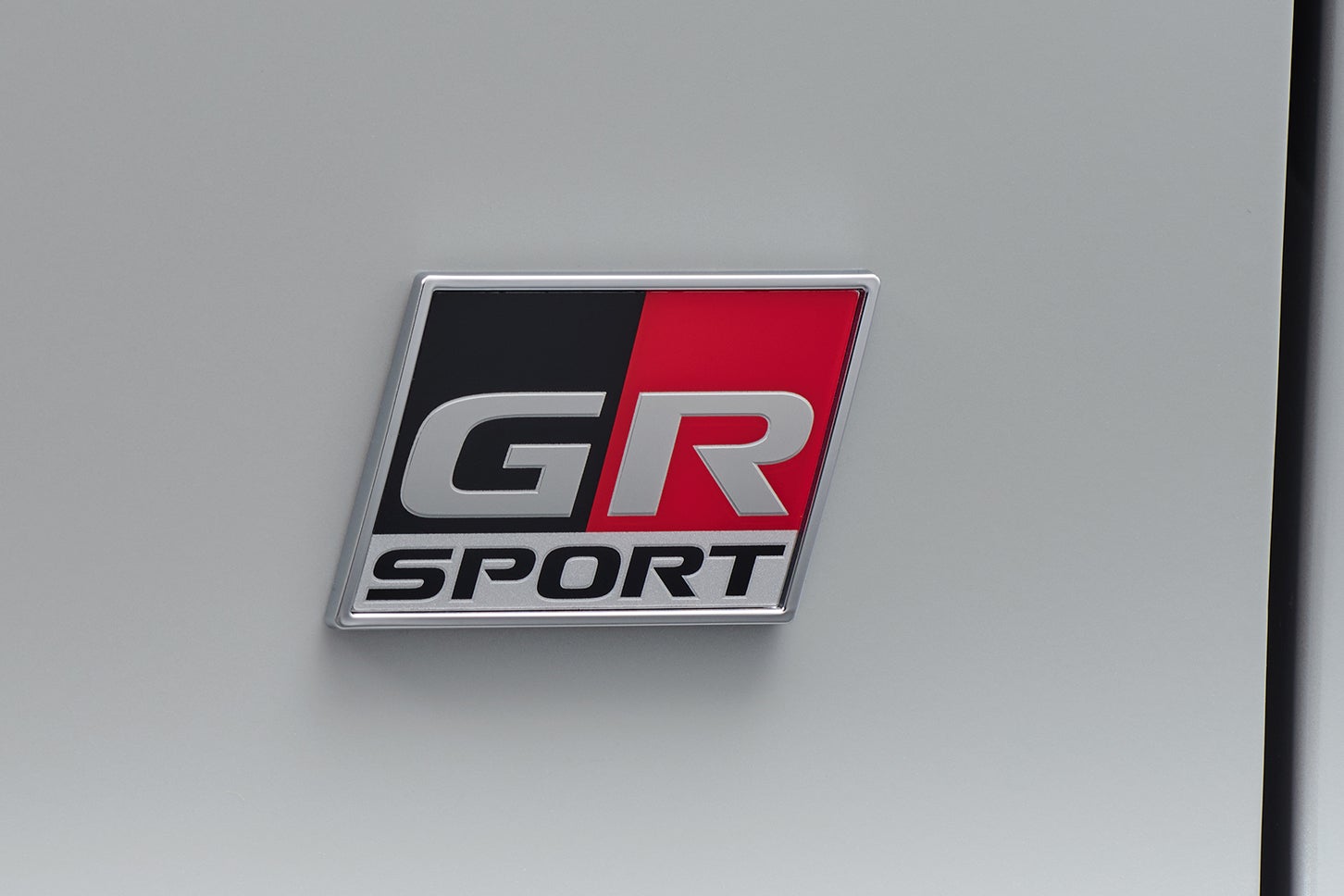 トヨタ・カローラ クロス GRスポーツ｜専用エンブレム（リヤ）
