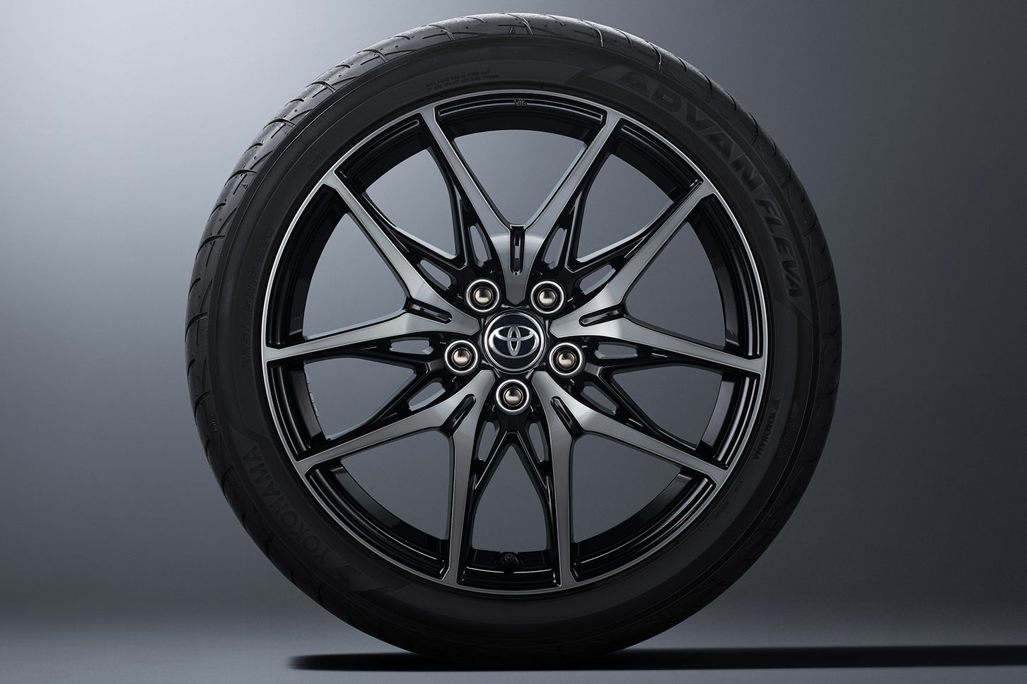 トヨタ・カローラ クロス GRスポーツ｜225/45R19タイヤ（ヨコハマ・アドバン フレバ）＆専用19×7.5Jアルミホイール（ダーククリア切削光輝＋ブラック塗装／センターオーナメント／ブラック塗装ホイールナット付）