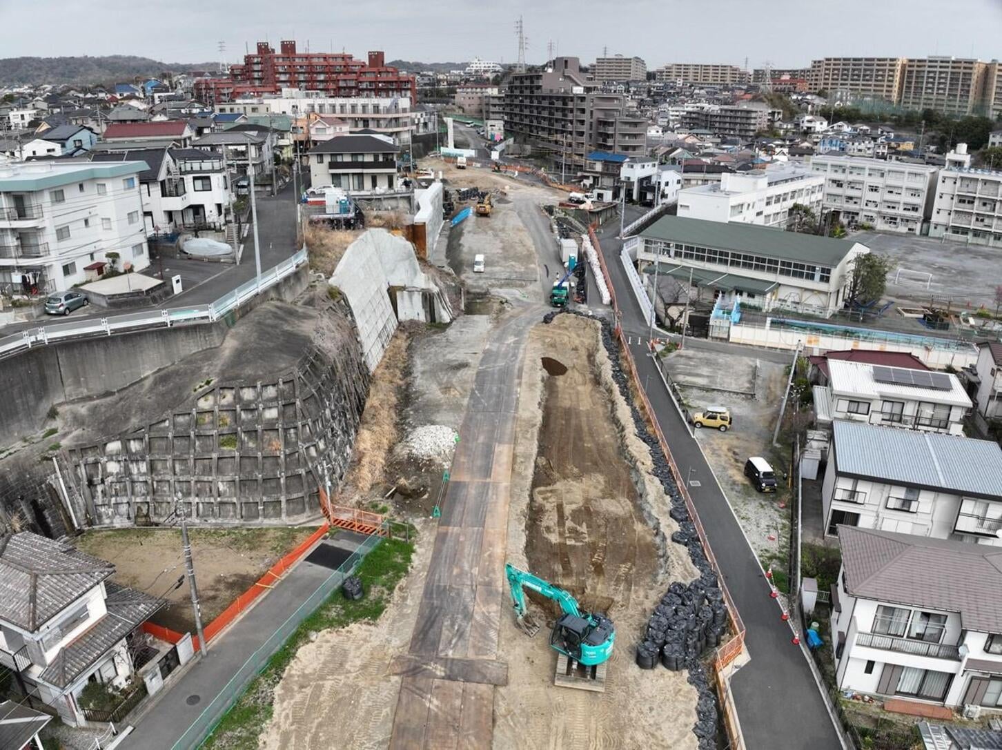 横浜逗子線 釜利谷六浦地区の環状4号付近の工事状況。