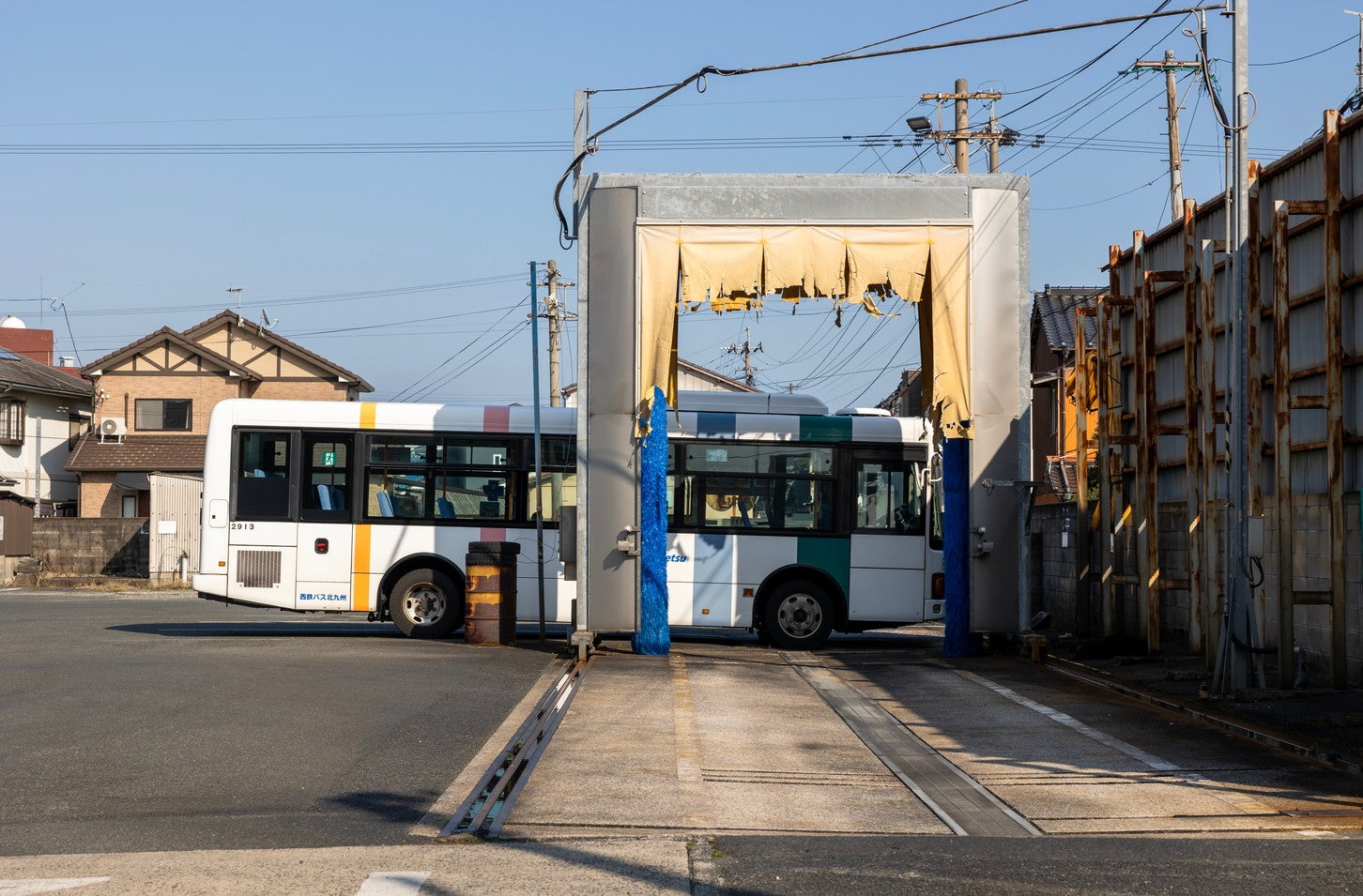 バス専用の洗車機もあるが、これは例外。(c) J_News_photo – stock.adobe.com