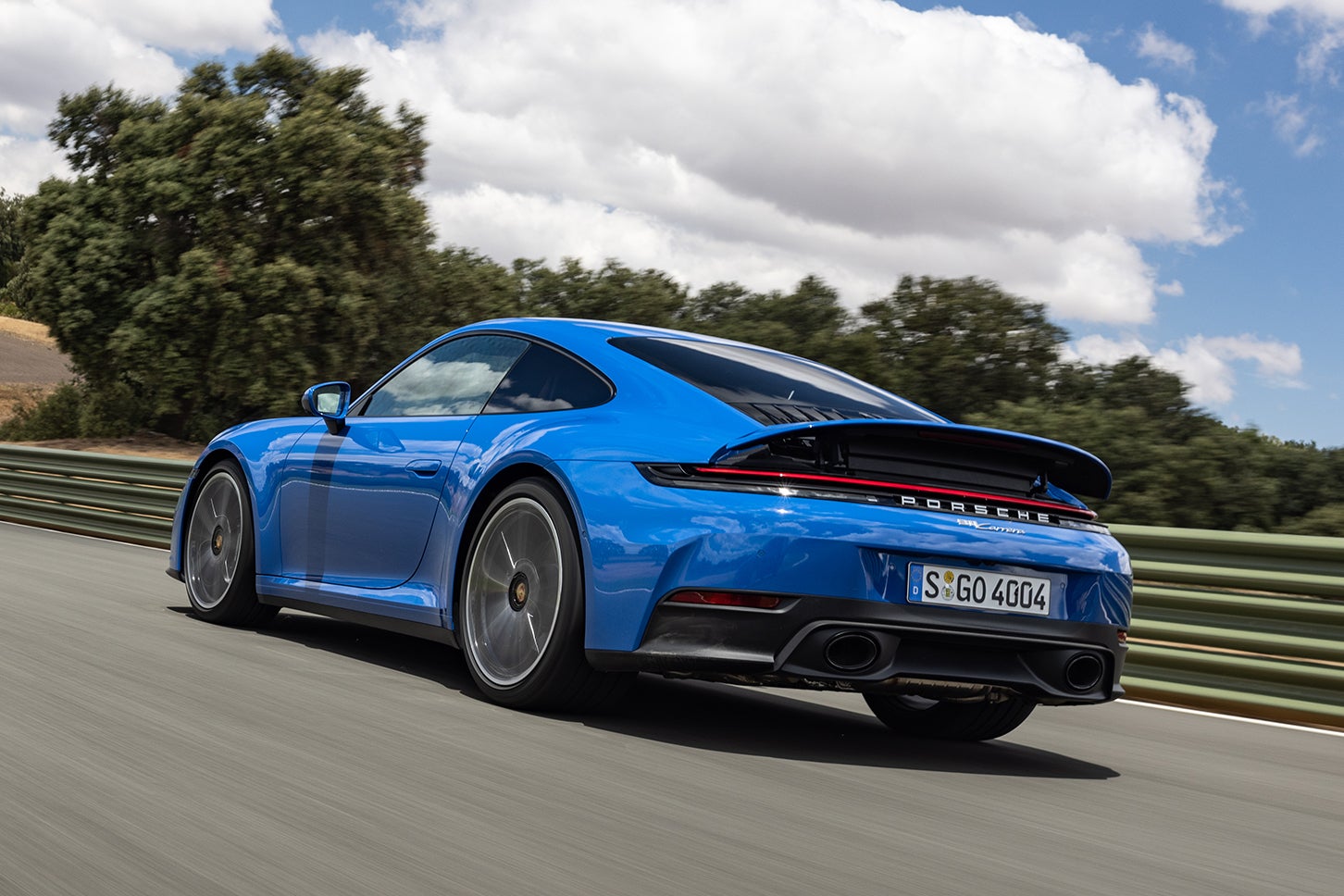 現行911カレラに標準装着されるブレーキは、前後とも350mm径のディスクに、フロントが6ピストンキャリパー、リヤが4ピストンキャリパーを組み合わせている