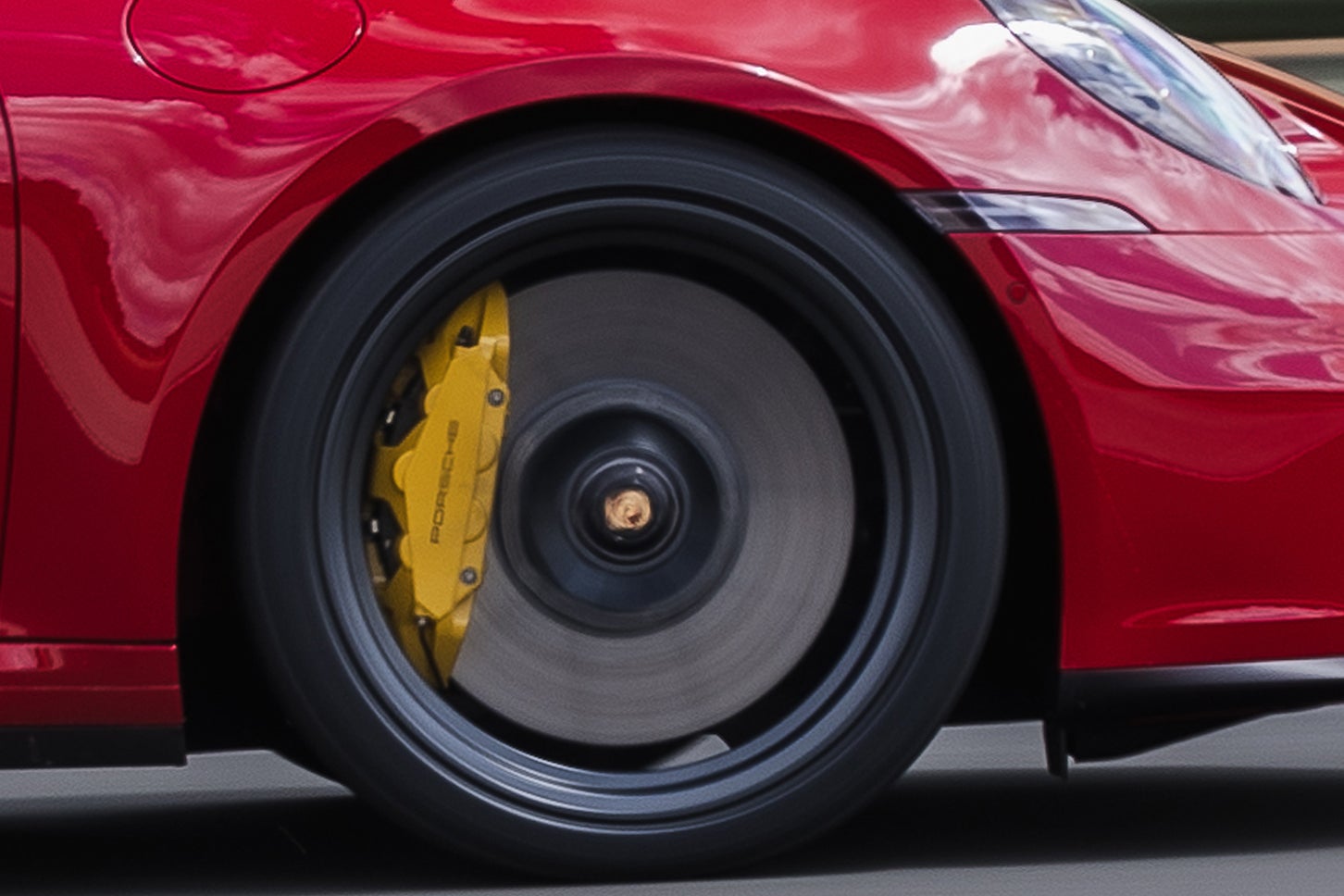 現行911カレラ4 GTSのブレーキは、フロントが408mm径ディスク＋6ピストンキャリパー、リヤが380mm径ディスク＋4ピストンキャリパーを標準装備。911初のハイブリッドシステム「T-ハイブリッド」を搭載する四輪駆動モデルにもかかわらず空車重量は1720kgに抑えられている