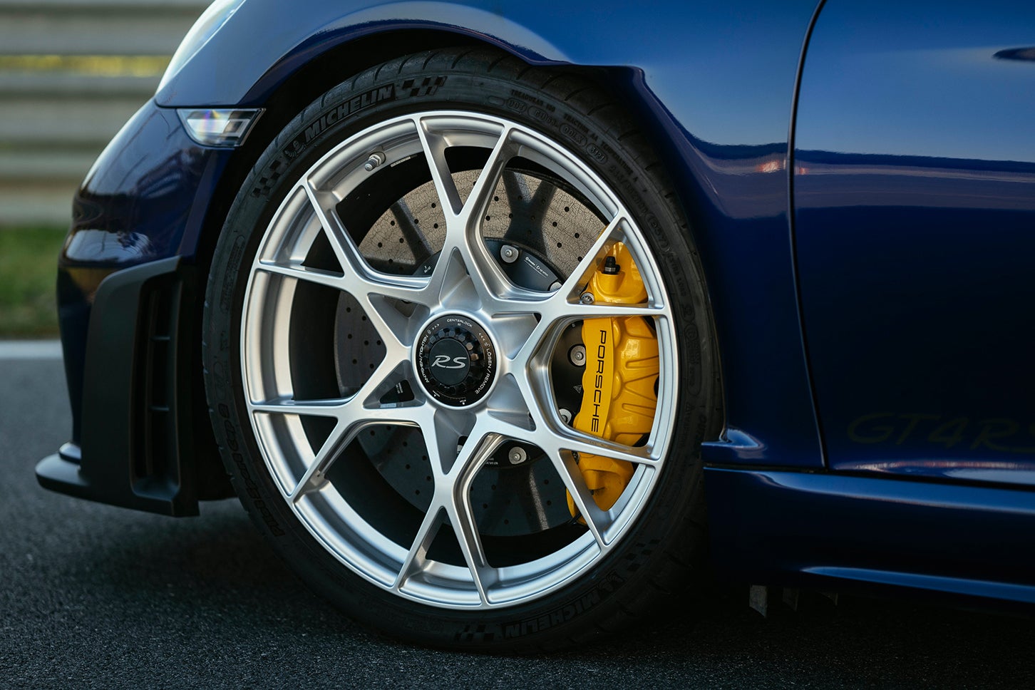 ケイマンGT4 RS」にオプション装着されたPCCB（ポルシェ・セラミック・コンポジット・ブレーキ）。フロントは410mm径ディスクに6ピストンキャリパーを、リヤは390mm径ディスクに4ピストンキャリパーを組み合わせている