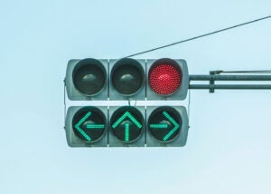 赤なのに全方向矢印「←↑→」が点灯する信号機！ 普通の青信号と何が