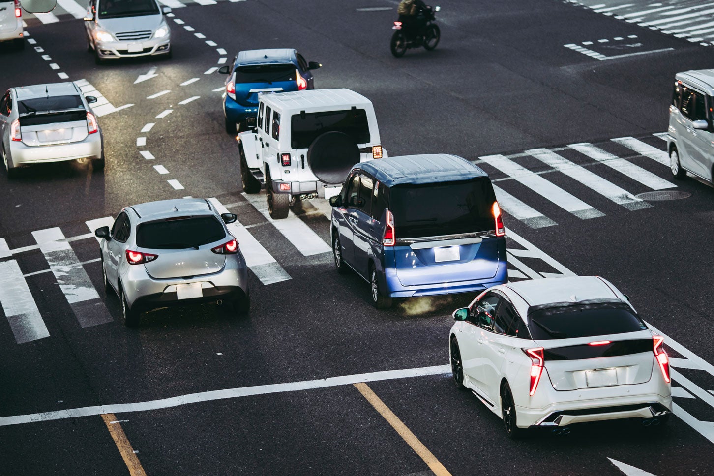 青信号で右左折をする時は、対向車や歩行者の存在が気になるもの。(c) beeboys – stock.adobe.com