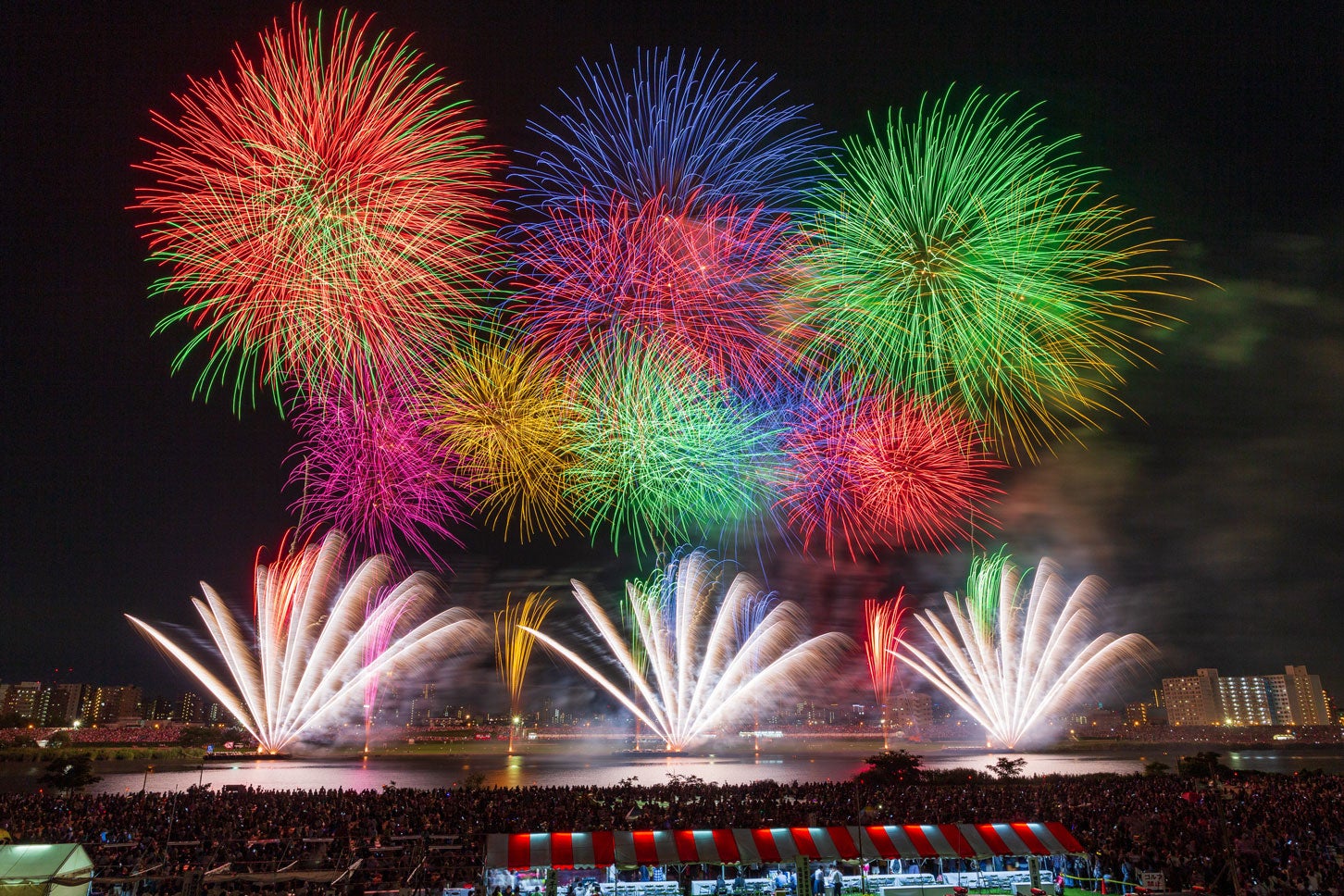 足立の花火の様子。(c)noriha – stock.adobe.com