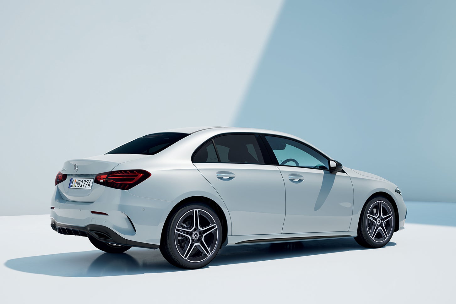 メルセデス・ベンツ 180　フォイアロート 2024 Mercedes-Benz New A-Class A180 (BSG model) AMG Line