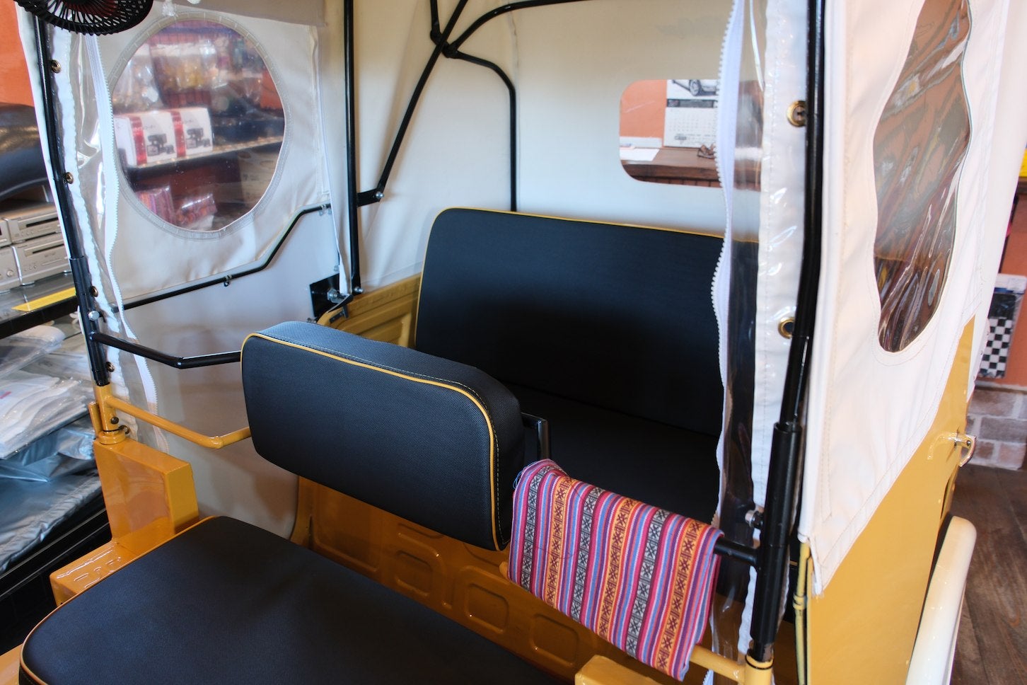 車内の前列・後列シート。後列シートの後ろに奥行き30cmほどのラゲッジスペースがある。