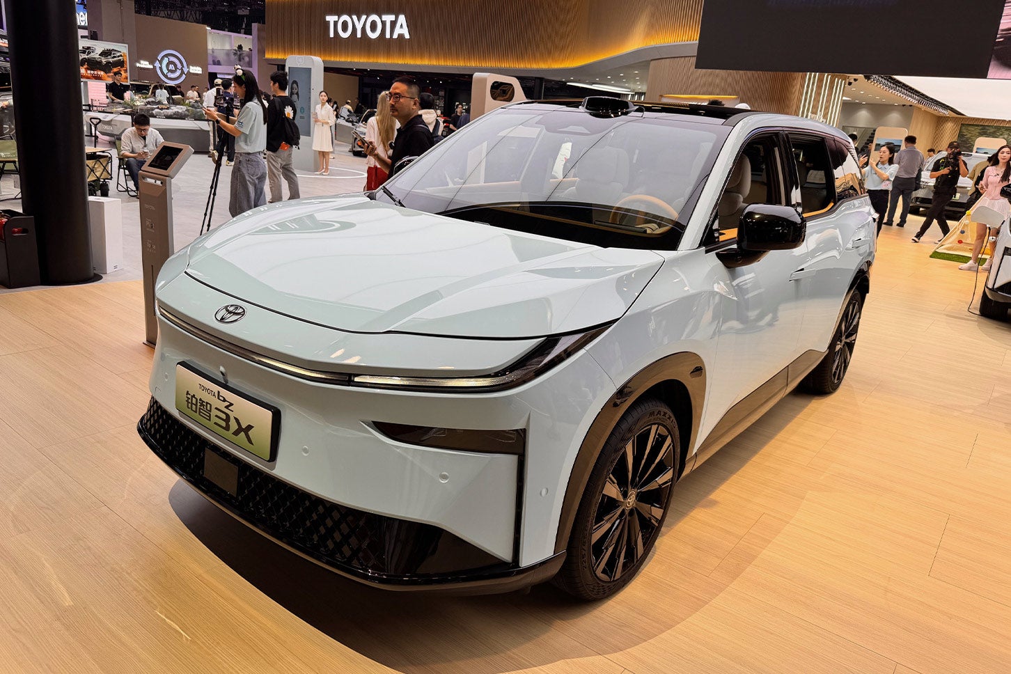 「bZ3X」はトヨタと広州汽車集団有限公司、広汽トヨタ自動車有限会社、IEM by TOYOTAが共同開発したBEV