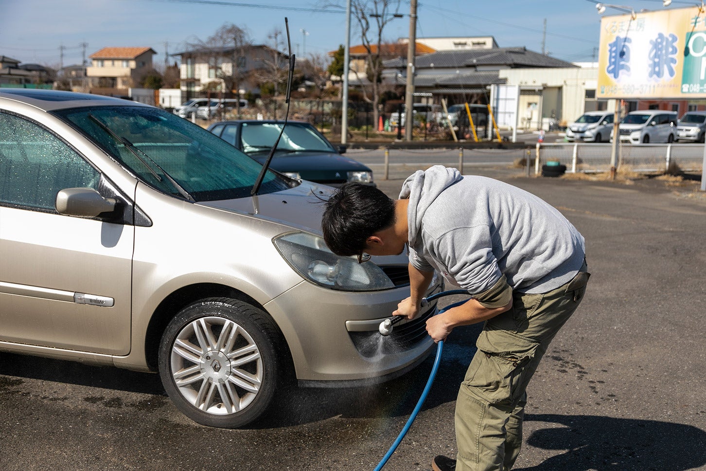 シャンプー後のすすぎも、最初と同様に高い位置から順番に行います。
