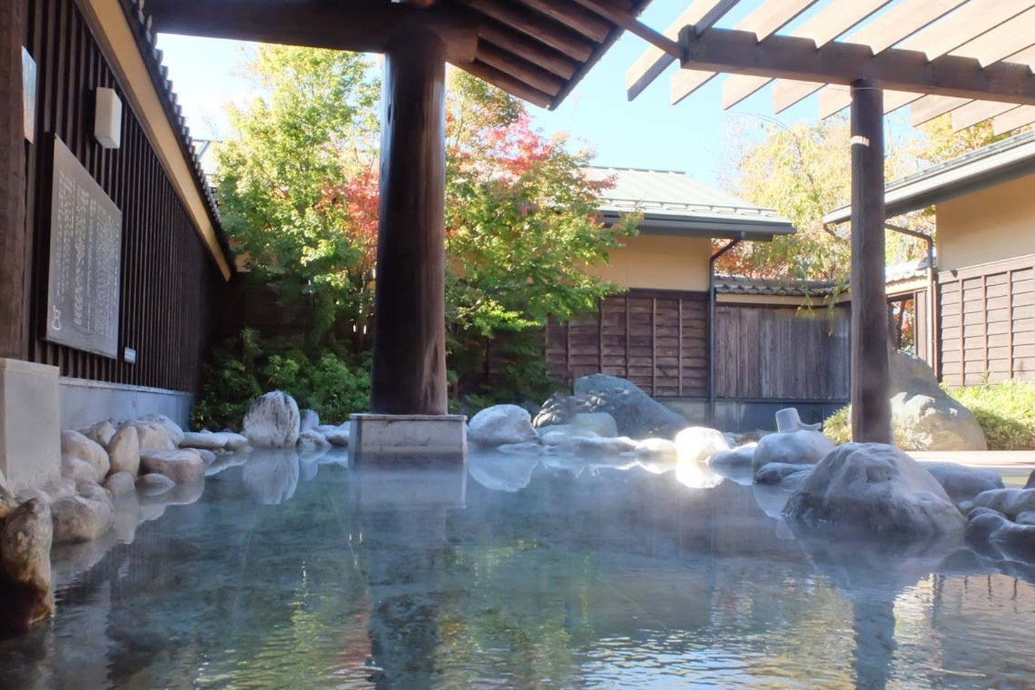 広々とゆったりくつろげる露天風呂(写真提供:ふじやま温泉)