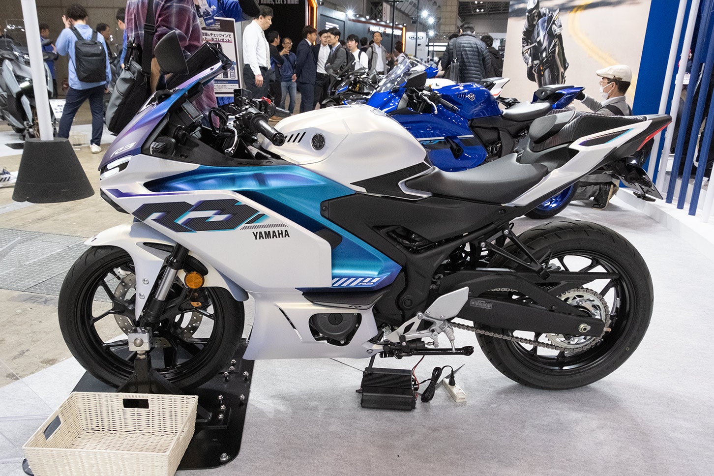 ロードスポーツモデル「YZF-R3」の新色「マットパールホワイト」には偏光塗料が使用され、見る角度によってボディの色味が変わる。