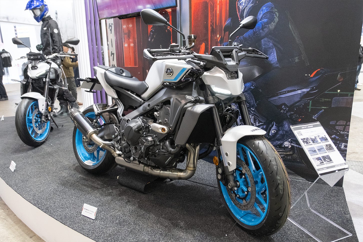 846cc水冷並列3気筒エンジンを搭載する「MT-09」のカスタム仕様車。ヘッドライト上部のステーや、ハンドルバーガードなどのオプションを装着したことで、元のスポーツネイキッドから印象がガラリと変化した。