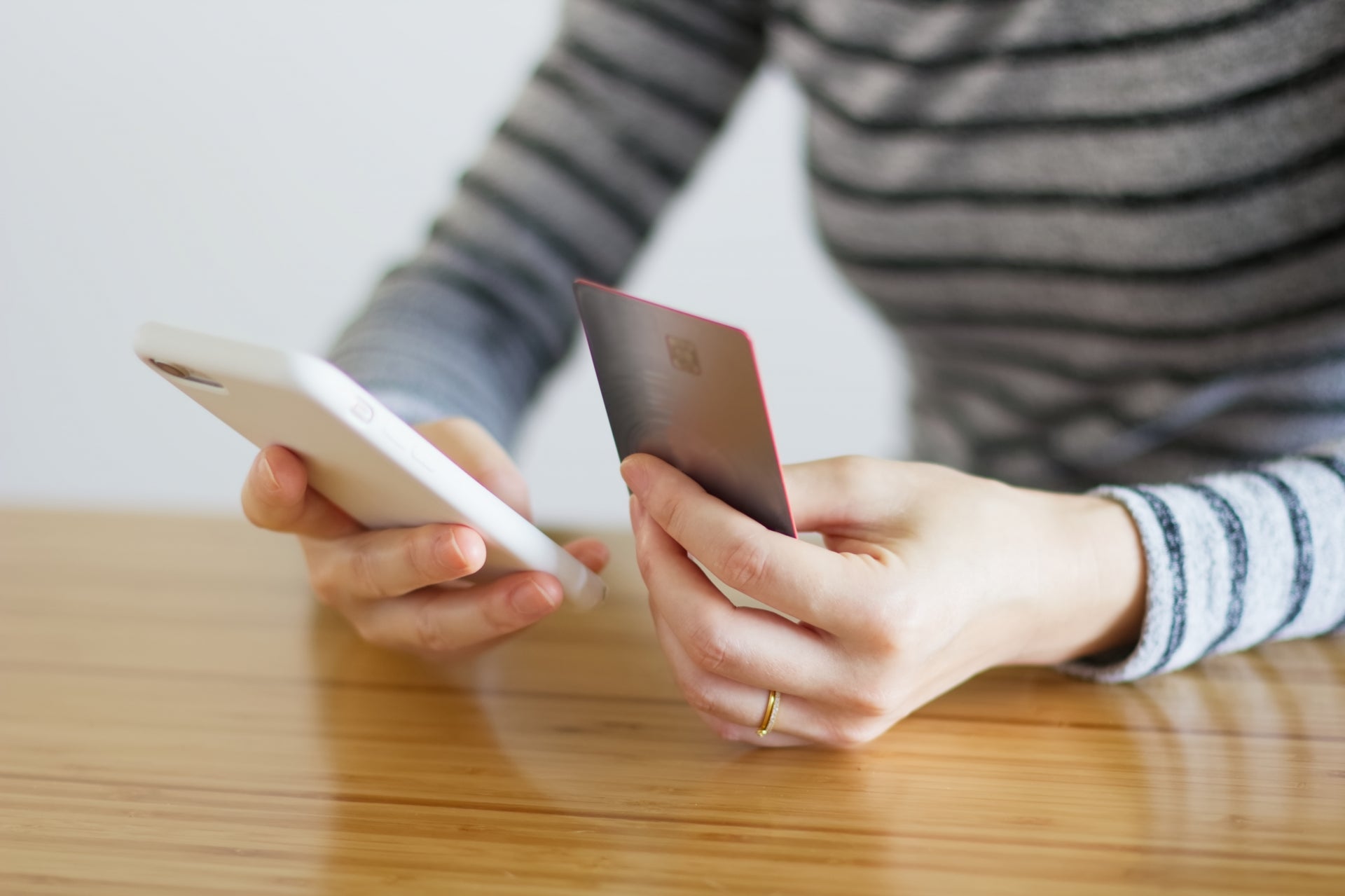 クレジットカードで支払いする女性のイメージ画像