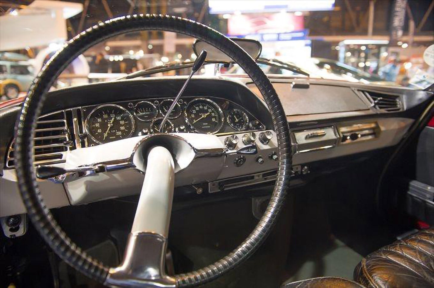 ハンドルの奥に斜めに生えているのが”編み棒”シフトレバー。ハンドルのスポークは1本だけ((c) DS Automobiles / Christophe GUIBBAUD)