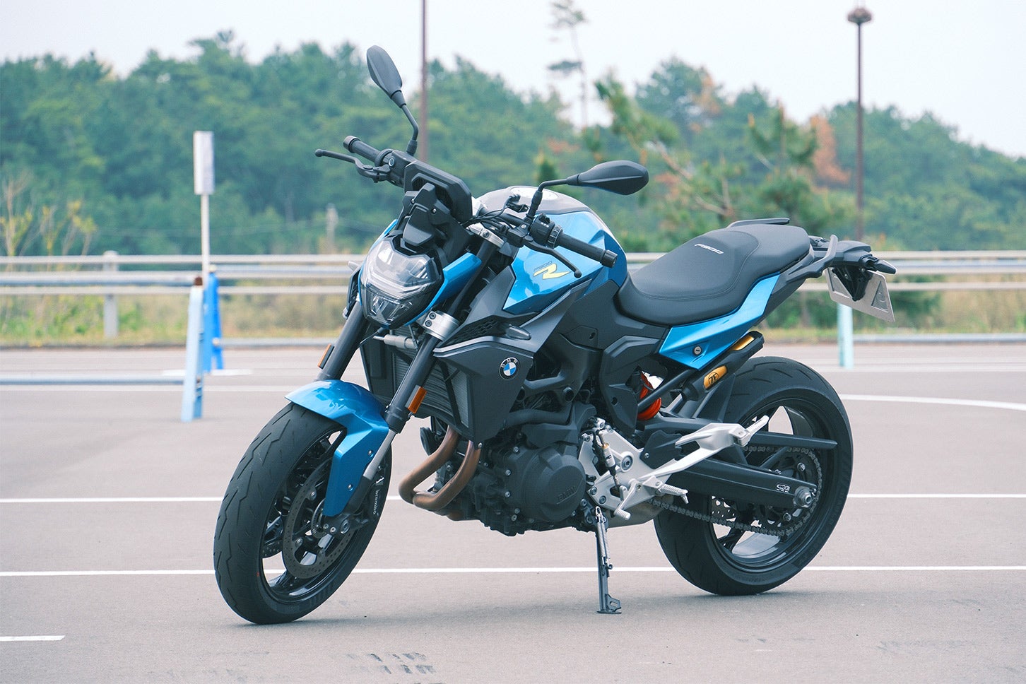 試乗したF900Rのボディカラーは「スナッパー・ロックス・ブルー」