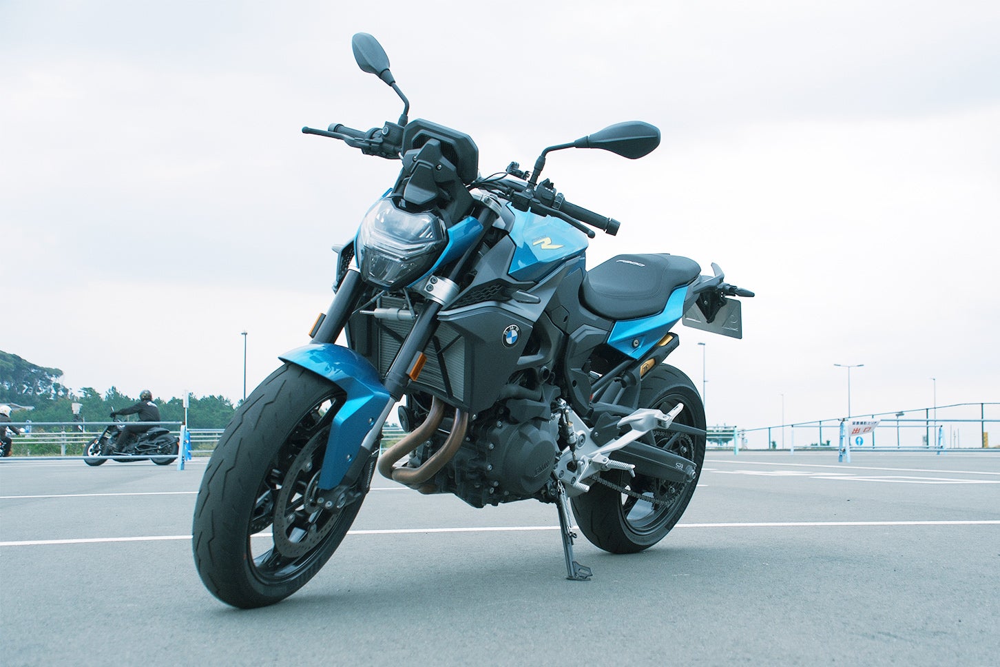 試乗したF900Rのボディカラーは「スナッパー・ロックス・ブルー」。モデル名の由来は「F」が並列2気筒、「900」が排気量約900cc(正確には894cc)、「R」がロードスターを意味する。