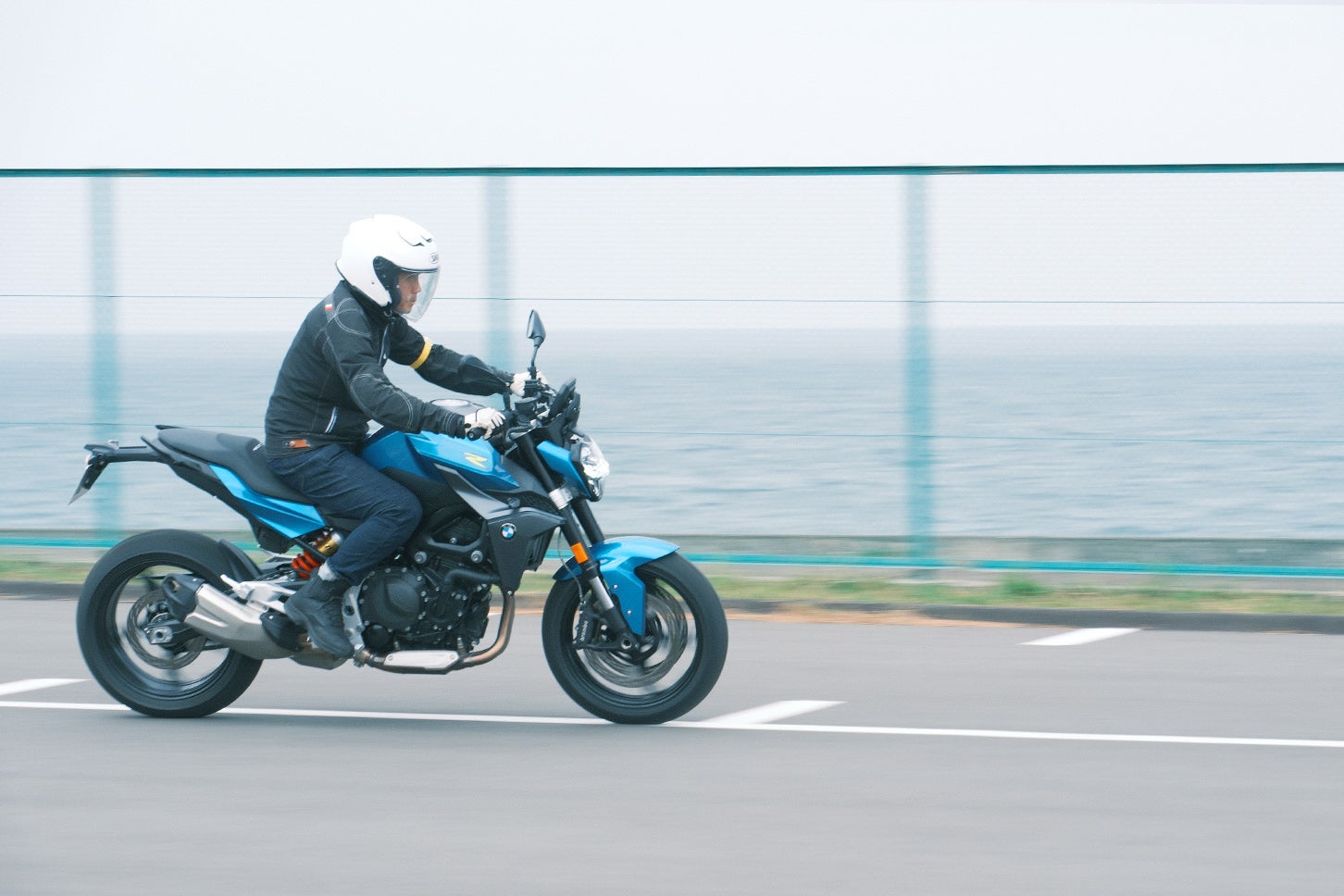 F900Rはアップライトでハンドル幅も広く、乗車姿勢は比較的ゆったりめな印象。気軽に街乗りもしやすそうだ。
