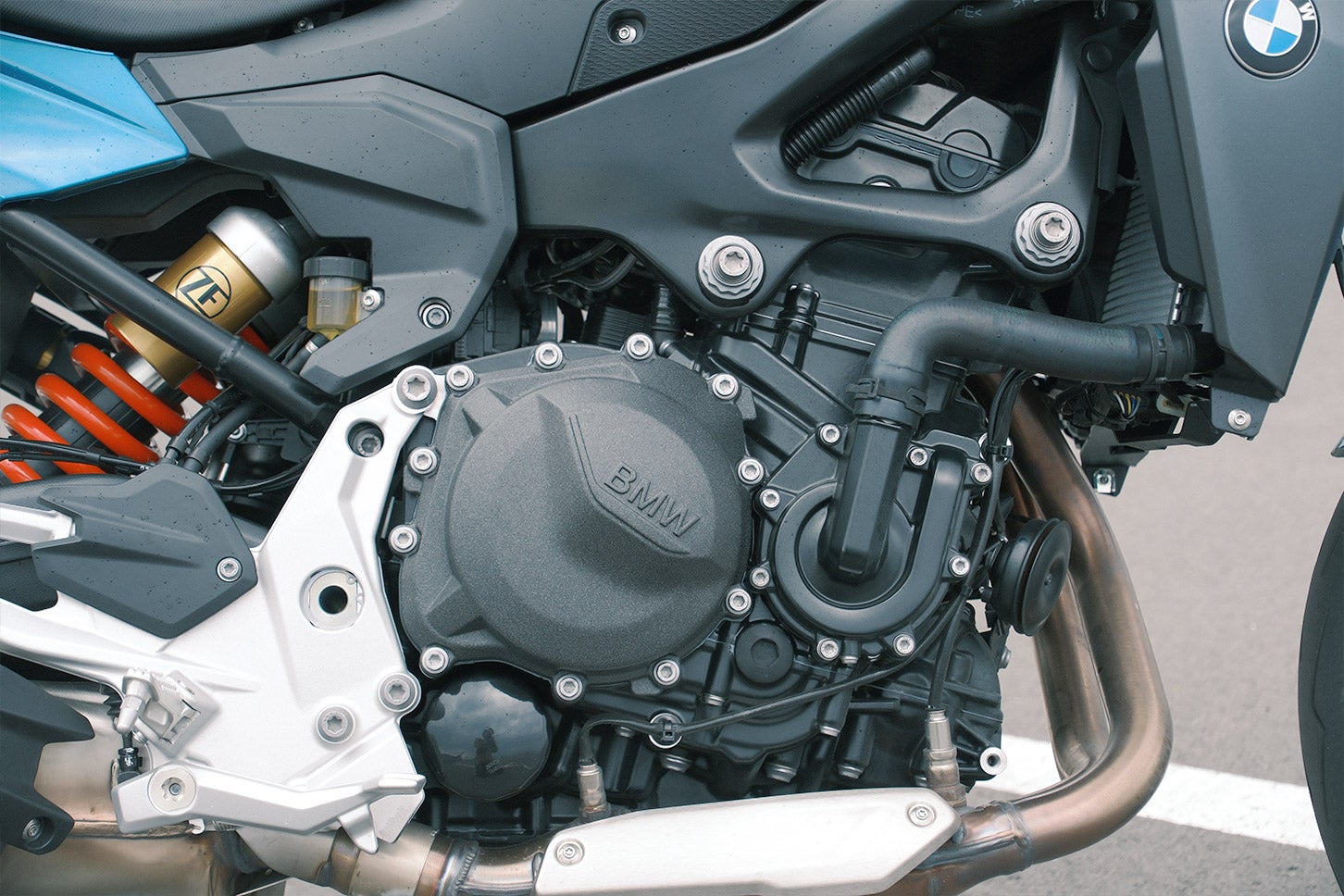心臓部には894cc 水冷2気筒4ストローク並列エンジンを搭載。
