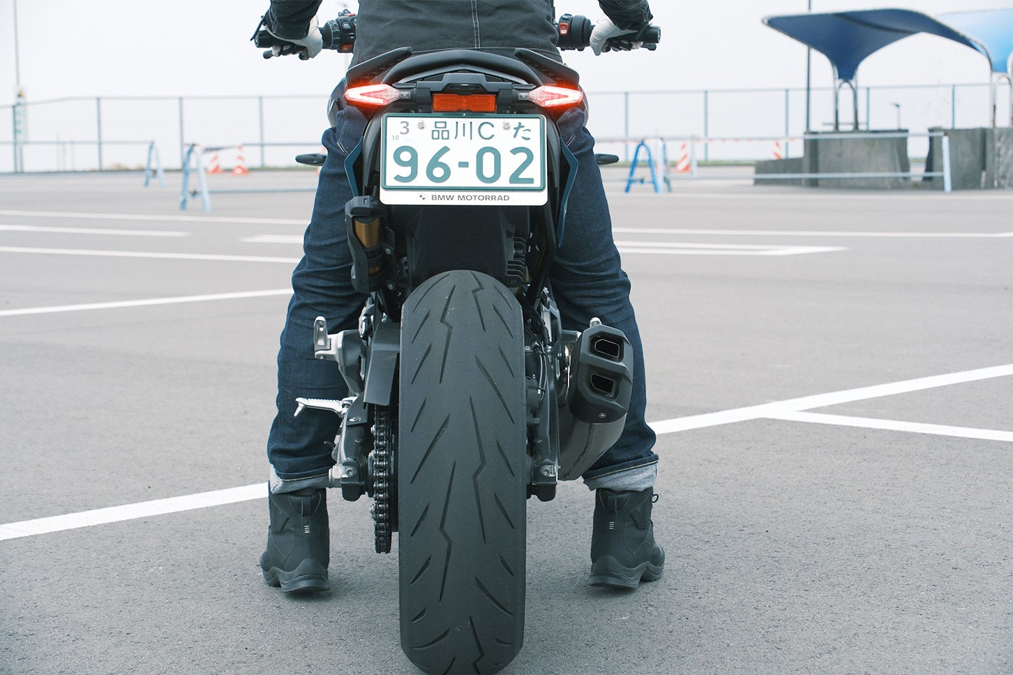 F900Rの足付き。筆者の身長は175cm。