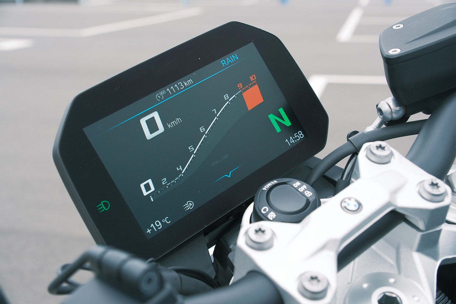 6.5インチのフルカラーTFTディスプレイは、S1000RRを彷彿とさせるデザインであり、スマートフォンとの連動機能や専用ナビゲーションシステムも搭載されている。